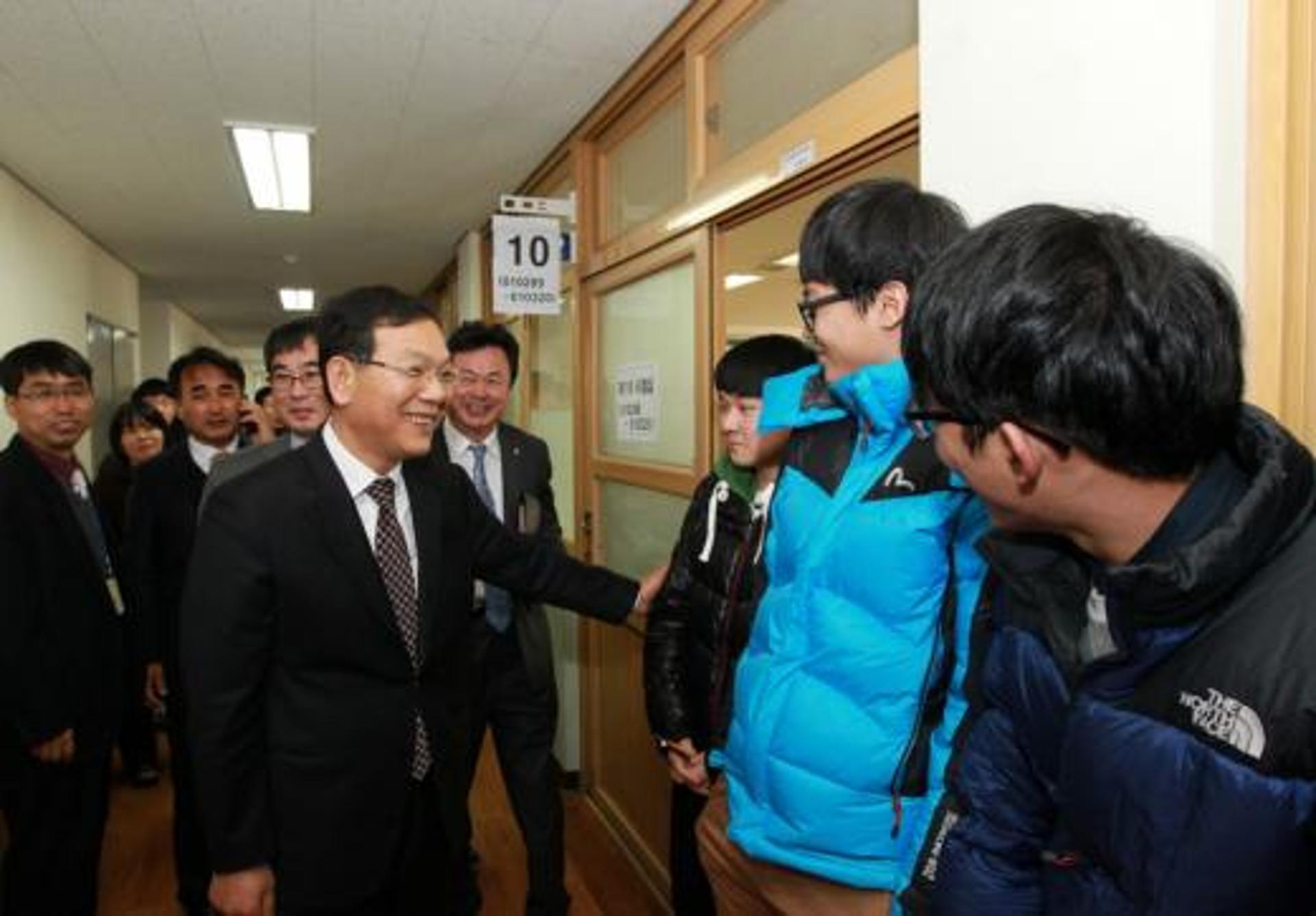 고입시험장 방문한 장만채 전남도교육감