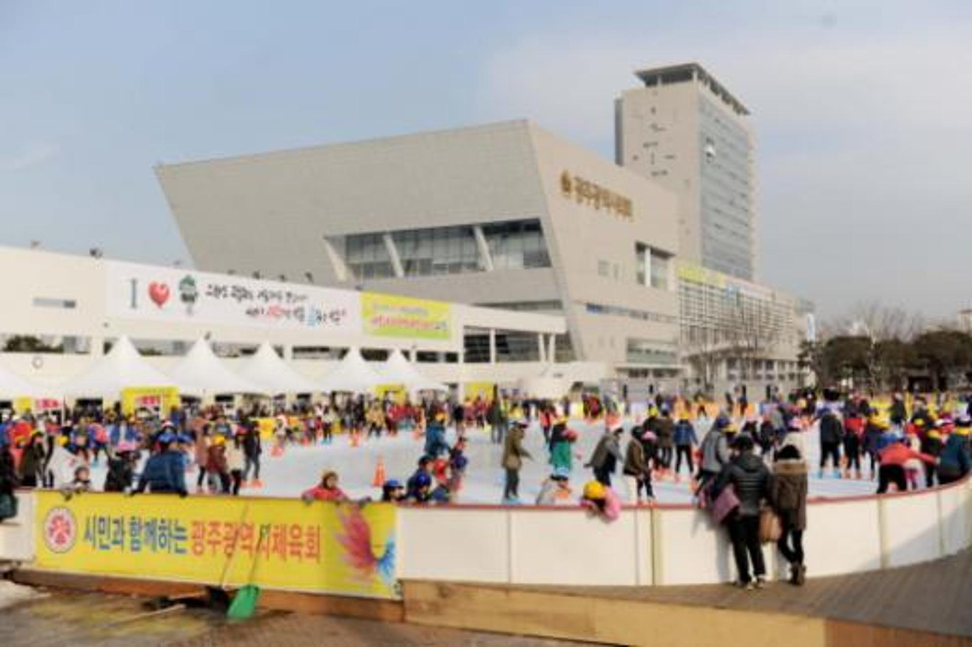 광주시청 야외스케이트장 겨울철 명소로 자리매김