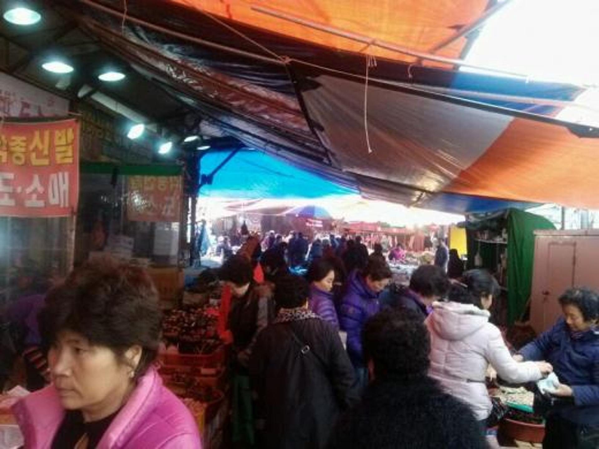 설 명절 앞둔 광주 말바우시장 북적