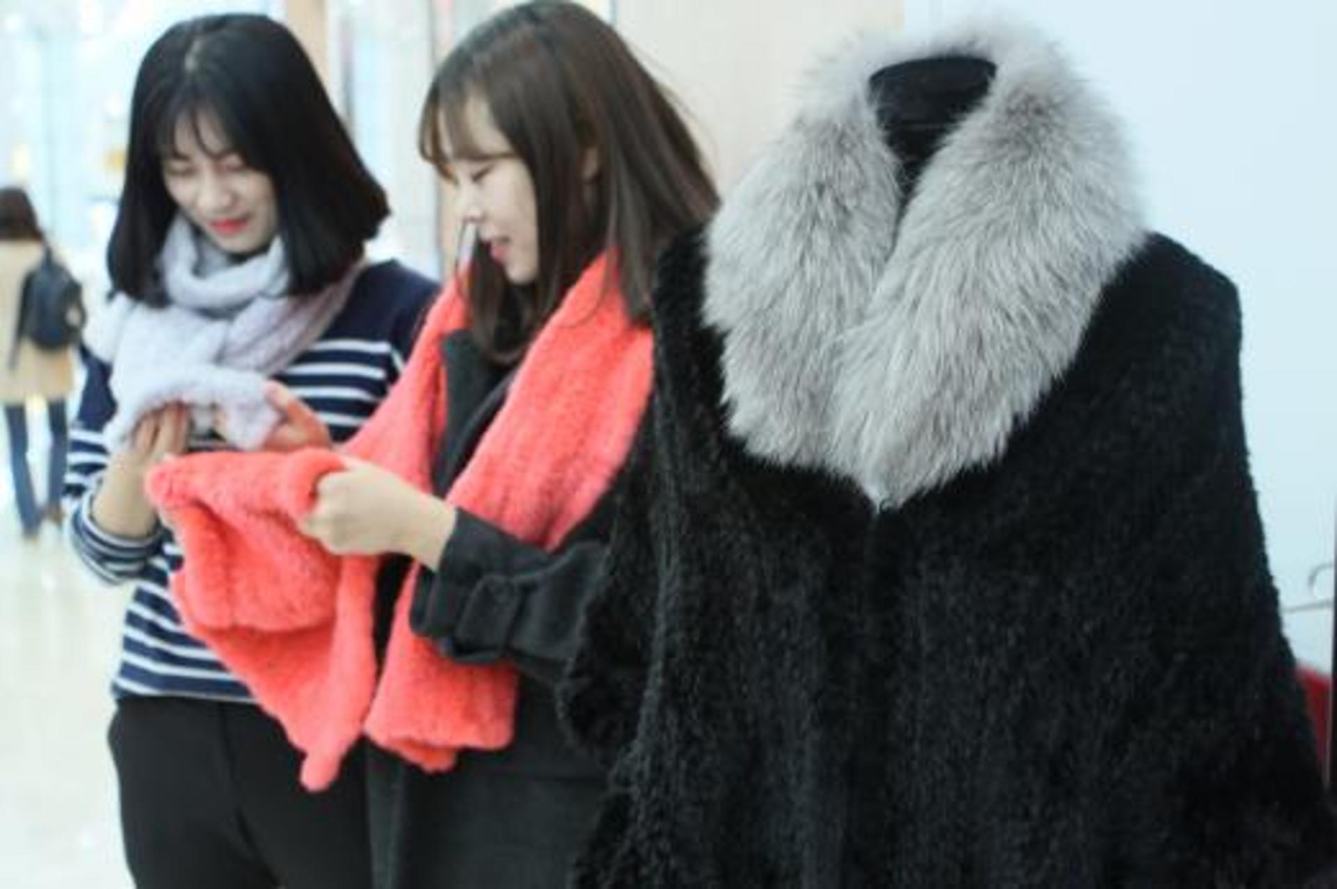 롯데백광주점 “따뜻한 퍼(fur) 코트로 겨울 준비하세요”