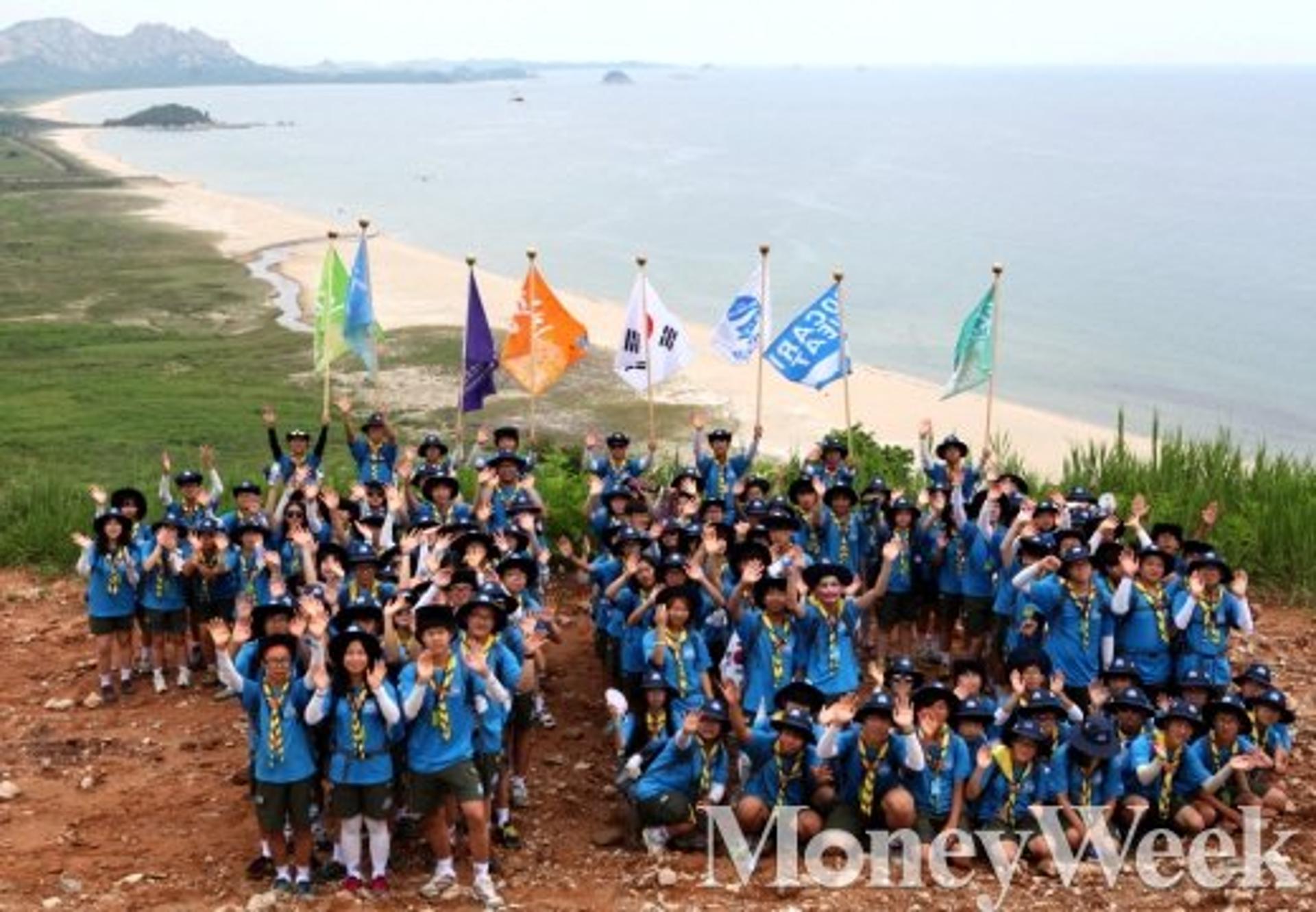 청소년 155명, 폭염 맞서 휴전선 155마일 완주
