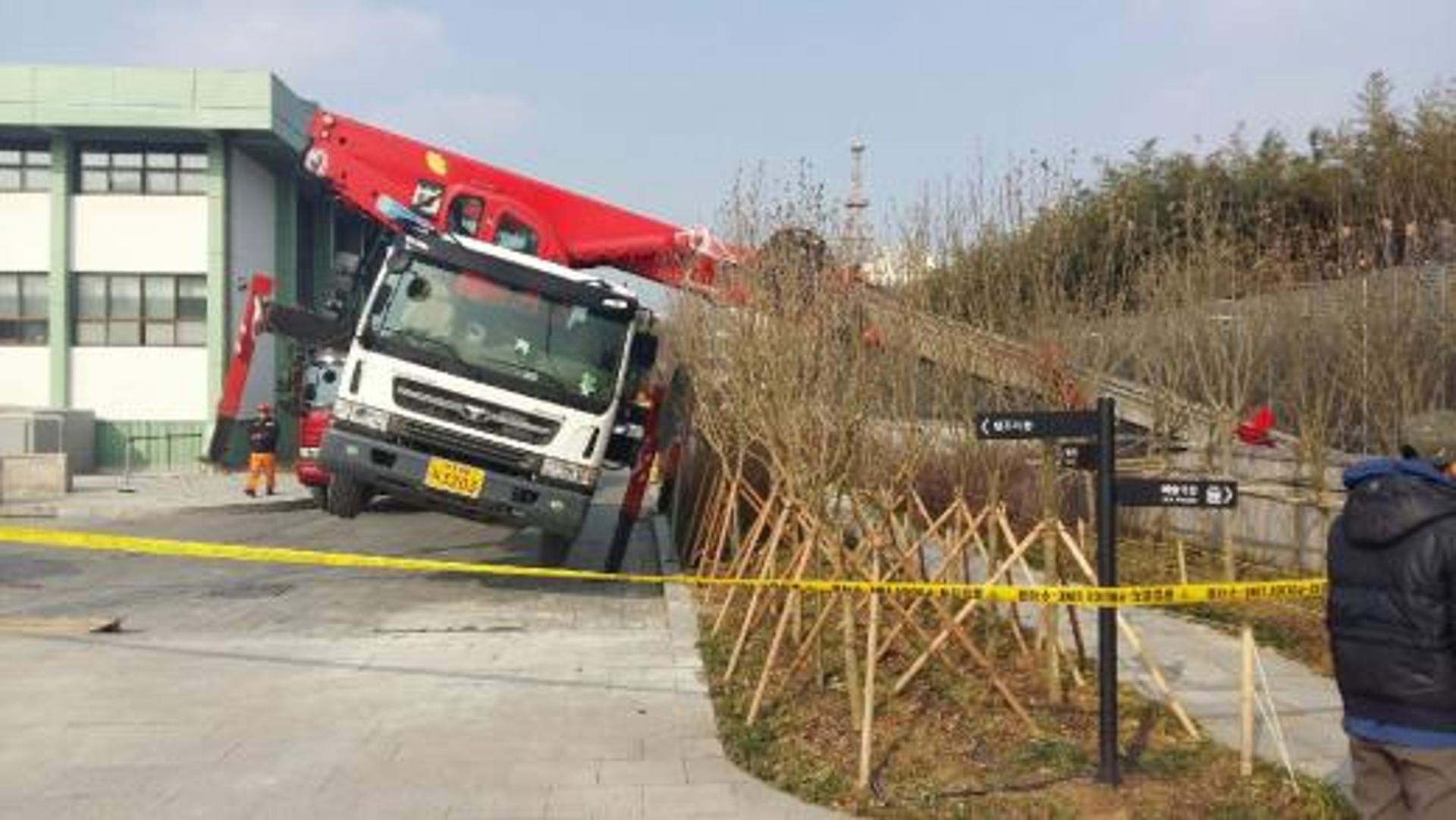 광주 아시아문화전당서 간판 작업하던 크레인 넘어져… 2명 구조