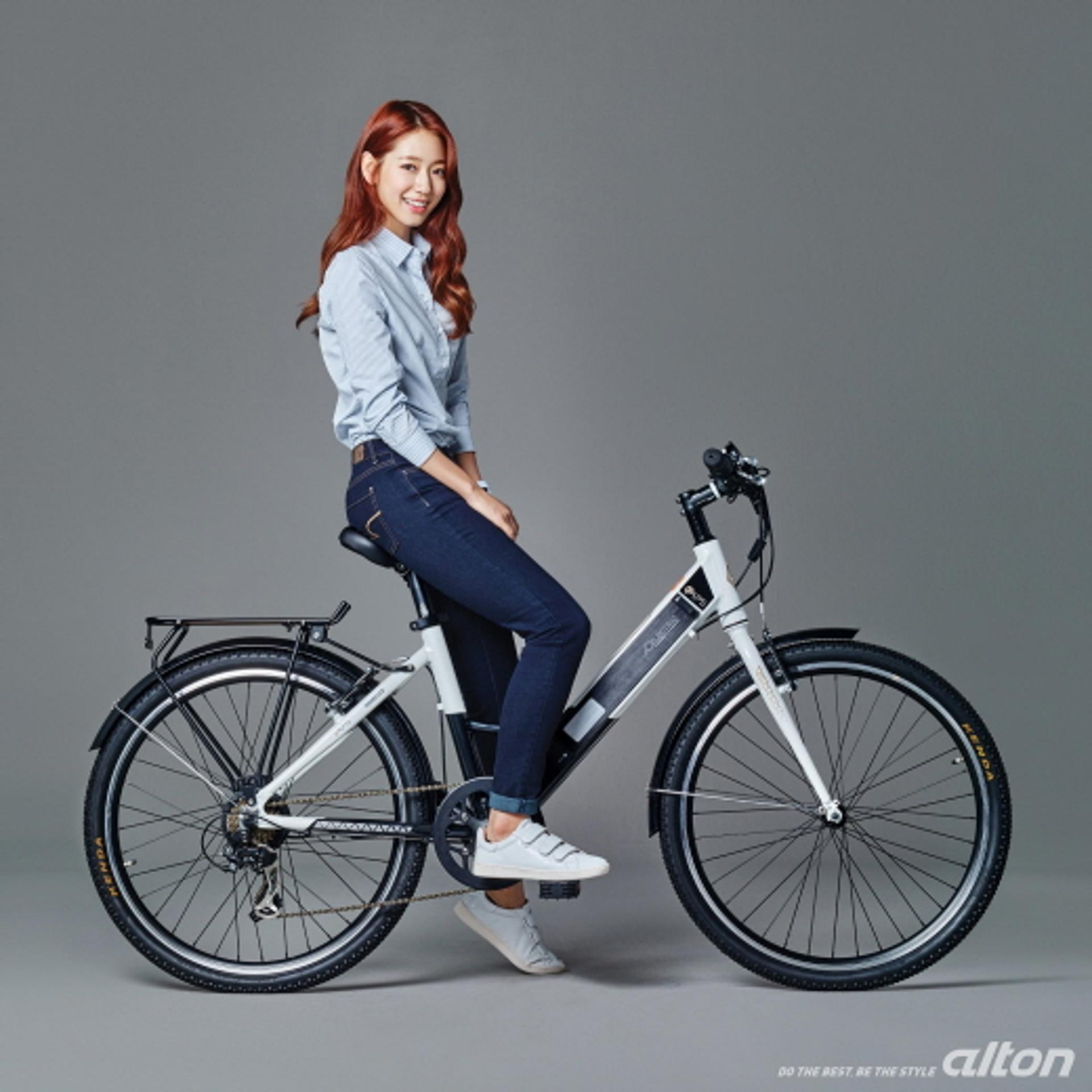 알톤 전기자전거에 앉은 박신혜