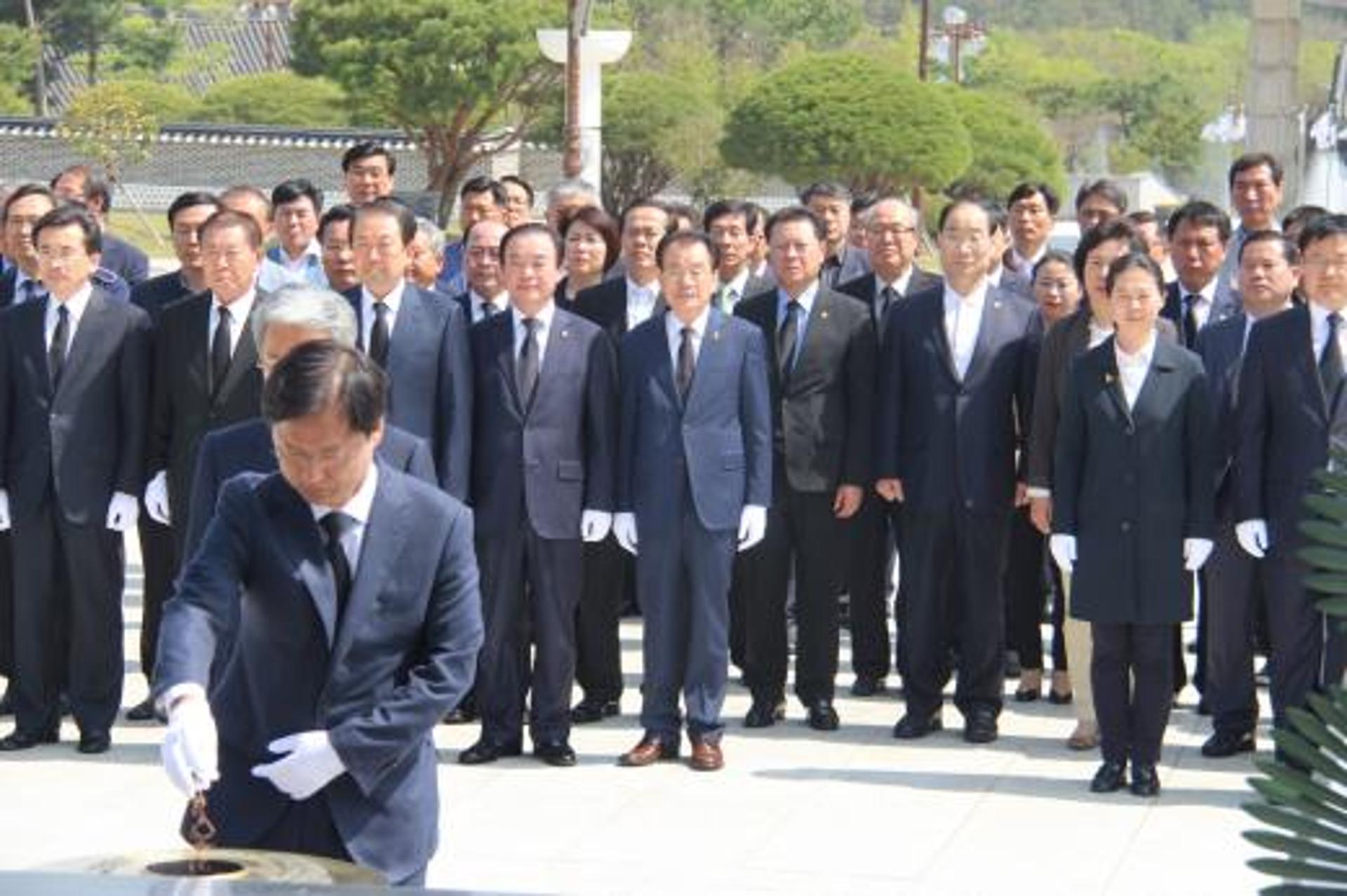 광주 5·18묘지 참배한 천정배 "합리·개혁적 인사와 연대해 정권교체"