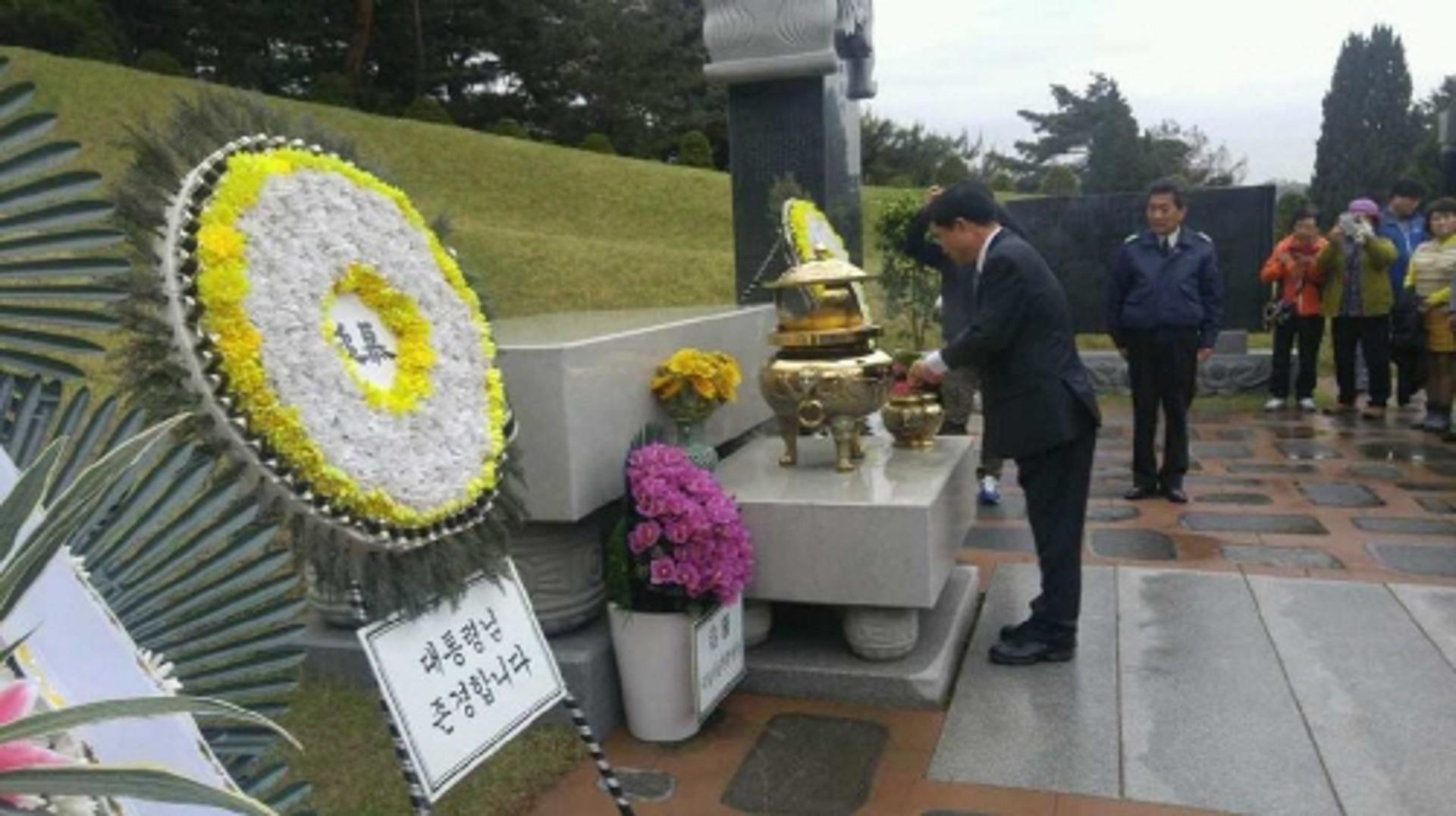 최경환 당선자, 국립현충원 김대중 대통령 묘소 참배