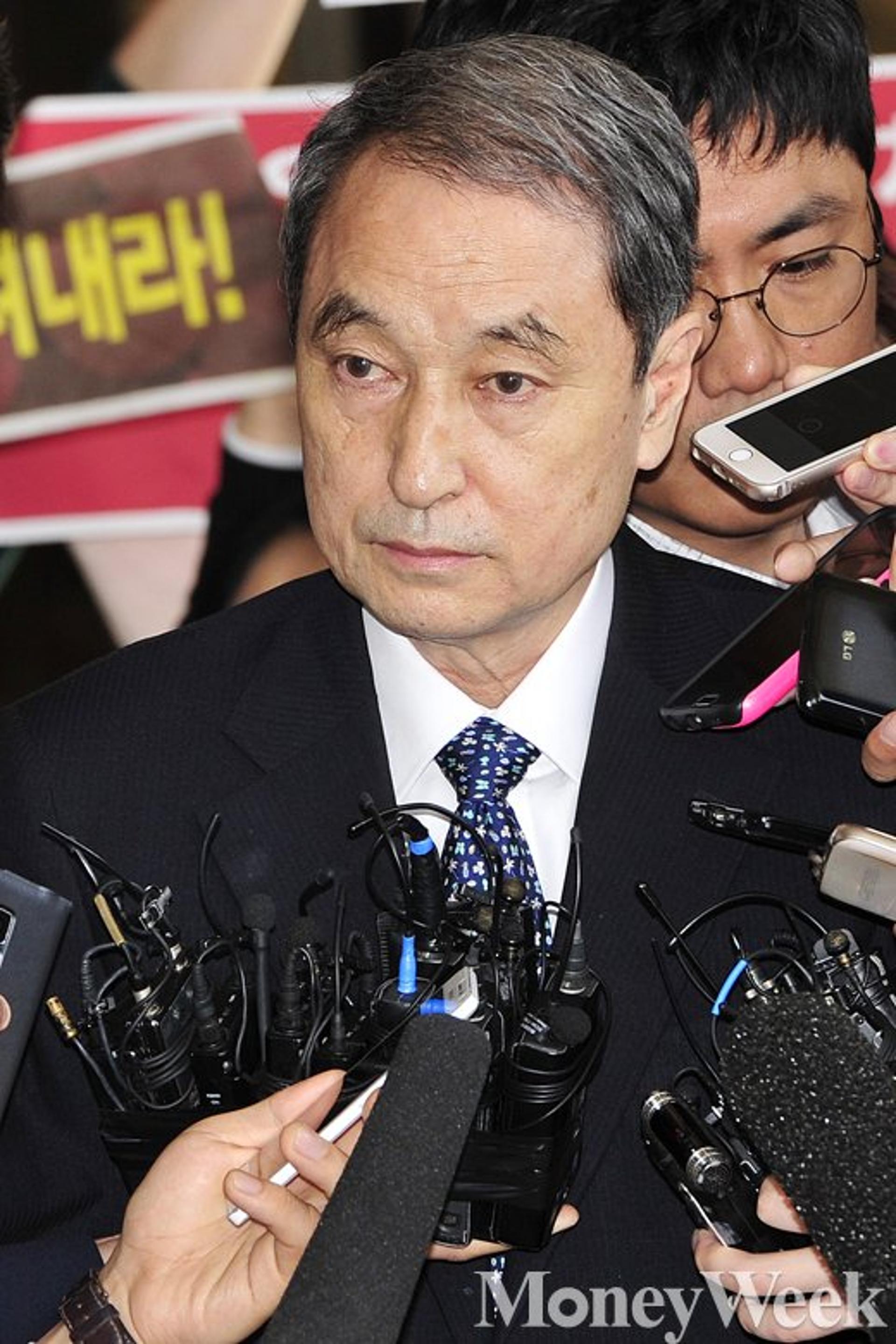 신현우 전 옥시 대표, 혐의 부인 "유해성 사전에 몰랐다"… 검찰, 구속영장 청구 검토