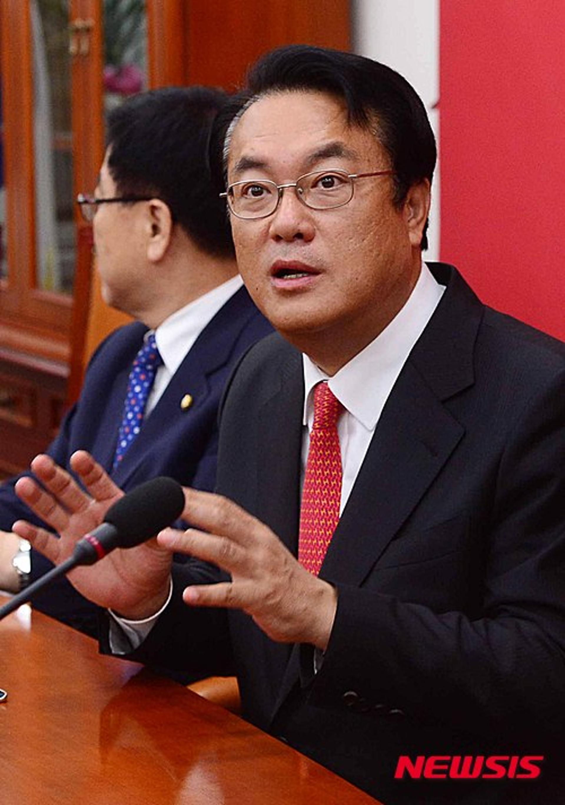 [박 대통령·여야 원내지도부 회동] 새누리당 정진석 원내대표 "안보관련 정보 더 많이 공유하도록 노력"(속보)