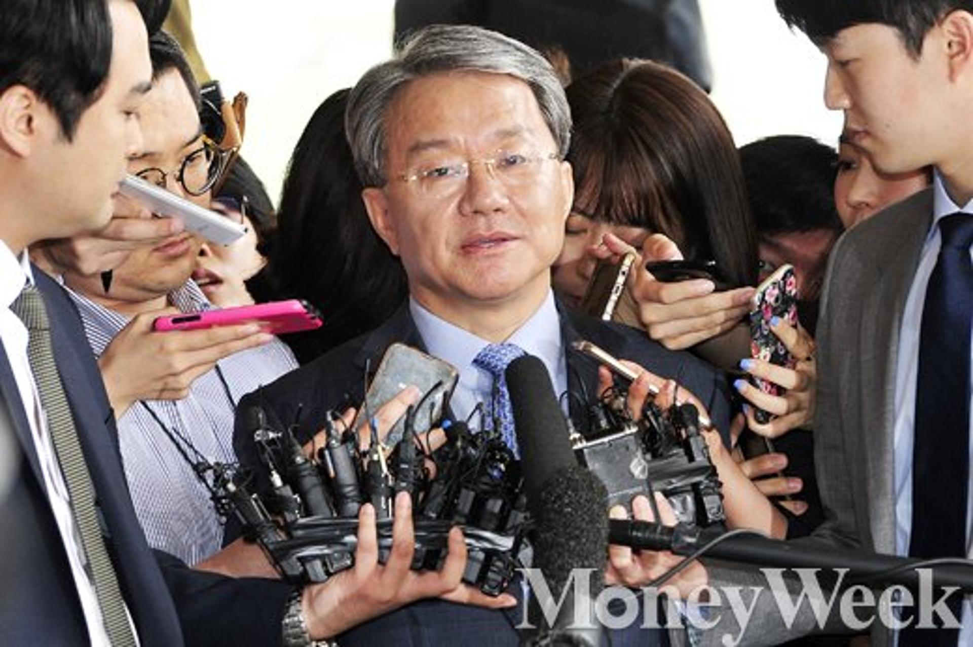 [속보] 홍만표 변호사·최유정 접촉 검찰 관계자 수사 착수