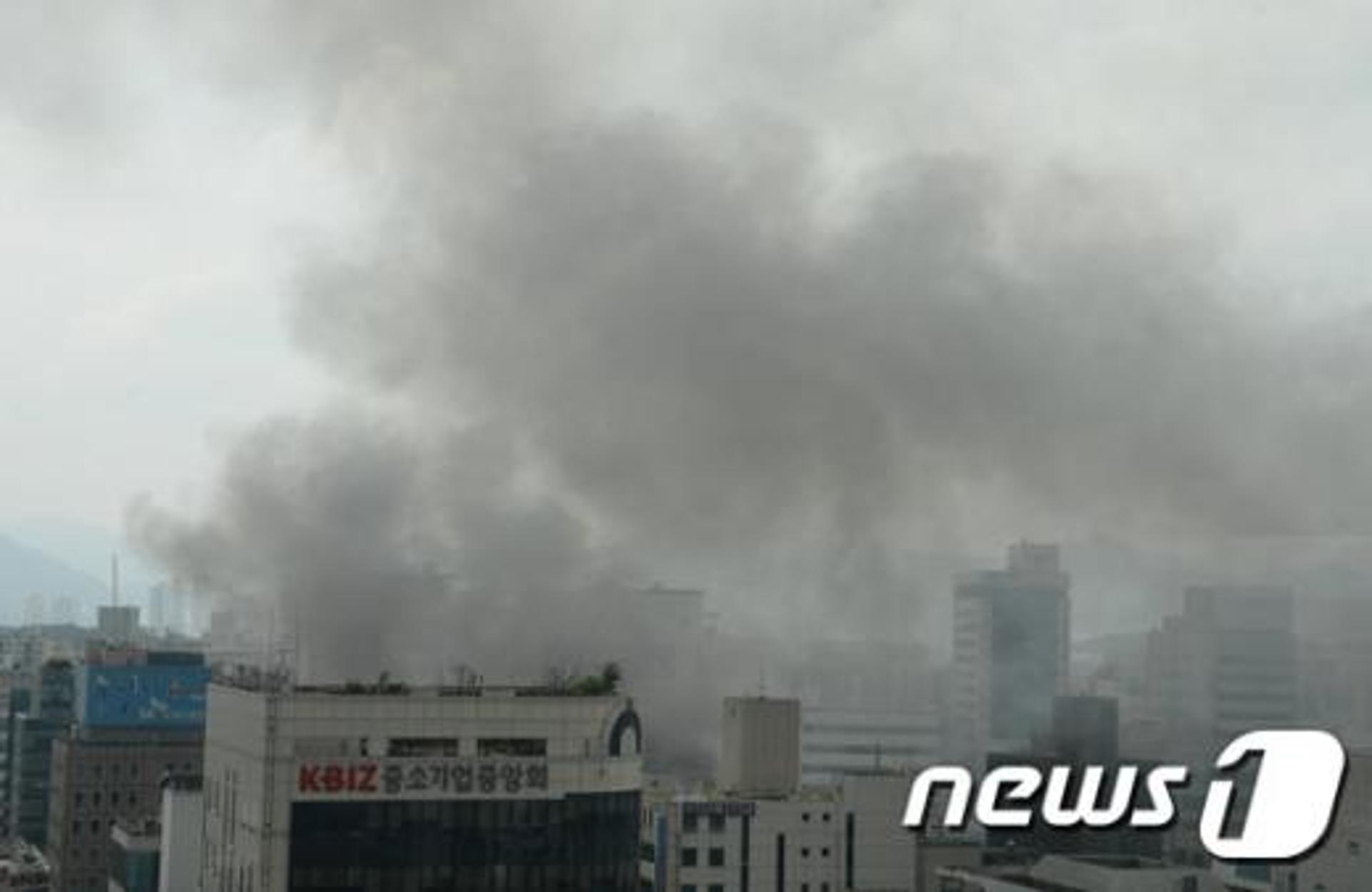 대전 불, 검은 연기 하늘 뒤덮어… 예식장 공사현장 진화작업 한창
