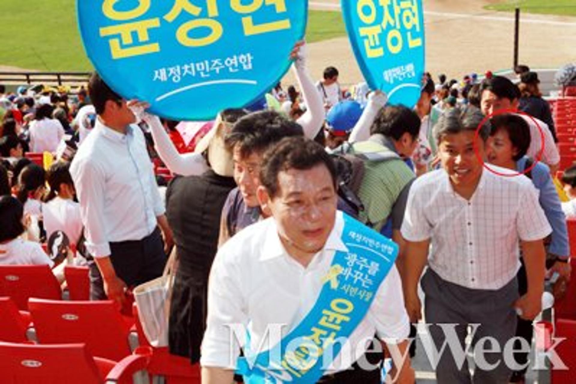윤장현 광주시장 측근 2급→1급 '갈아타기' 논란