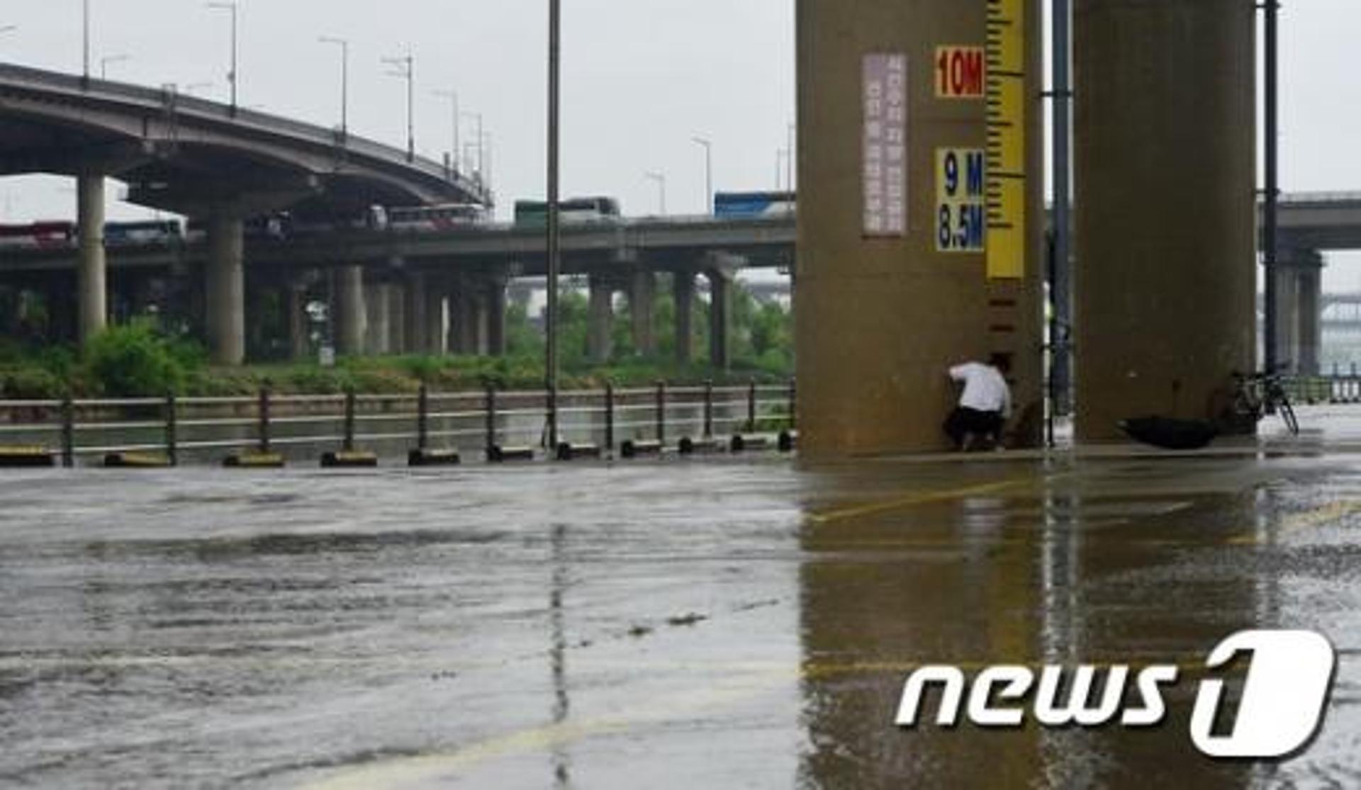 대전 만년교, 하천 수위 점차 낮아져 오늘(5일) '홍수주의보' 해제