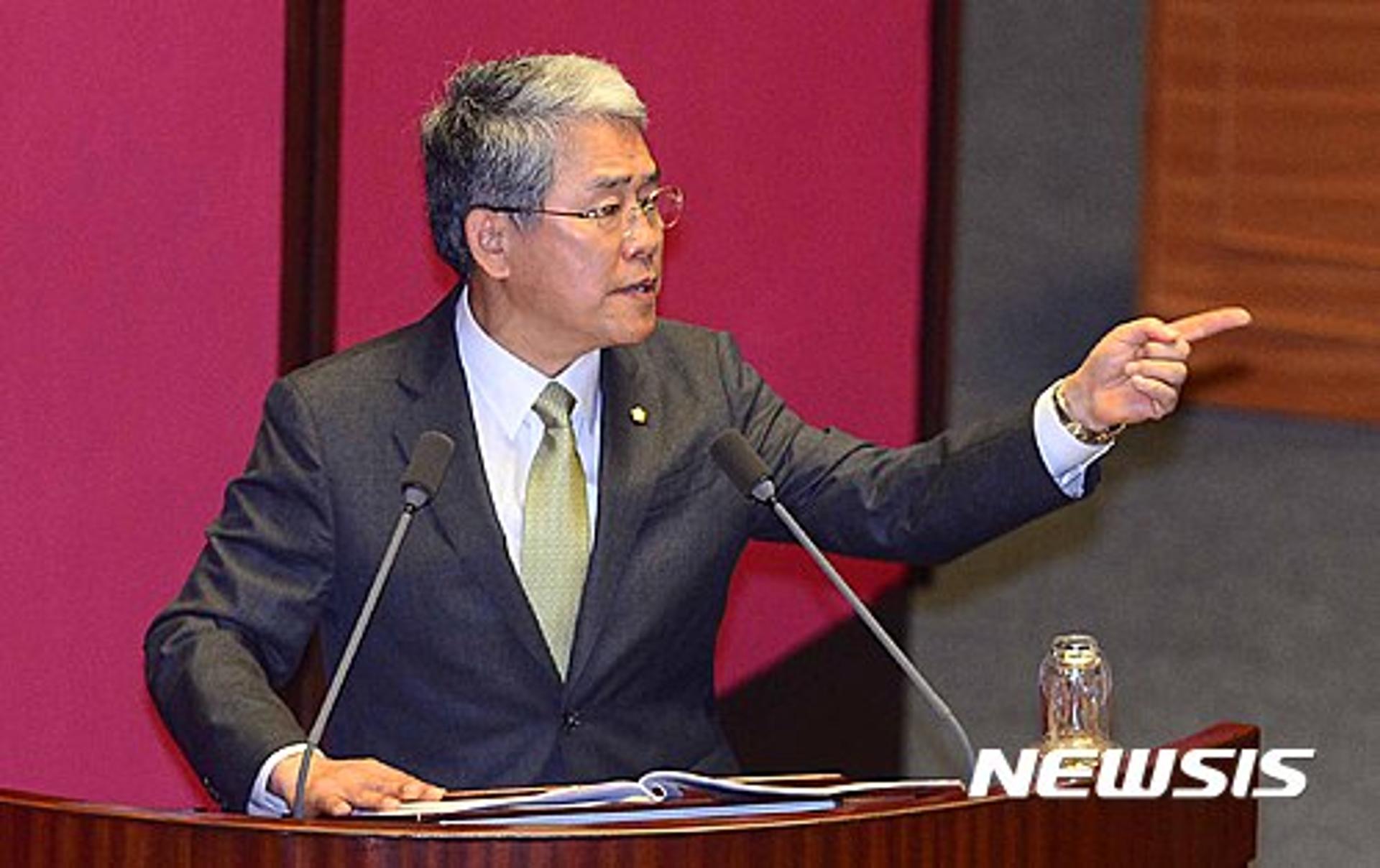 대정부질문 이틀째, 김동철 의원 "총리 부하직원이냐" 고성·막말 오가며 결국 파행