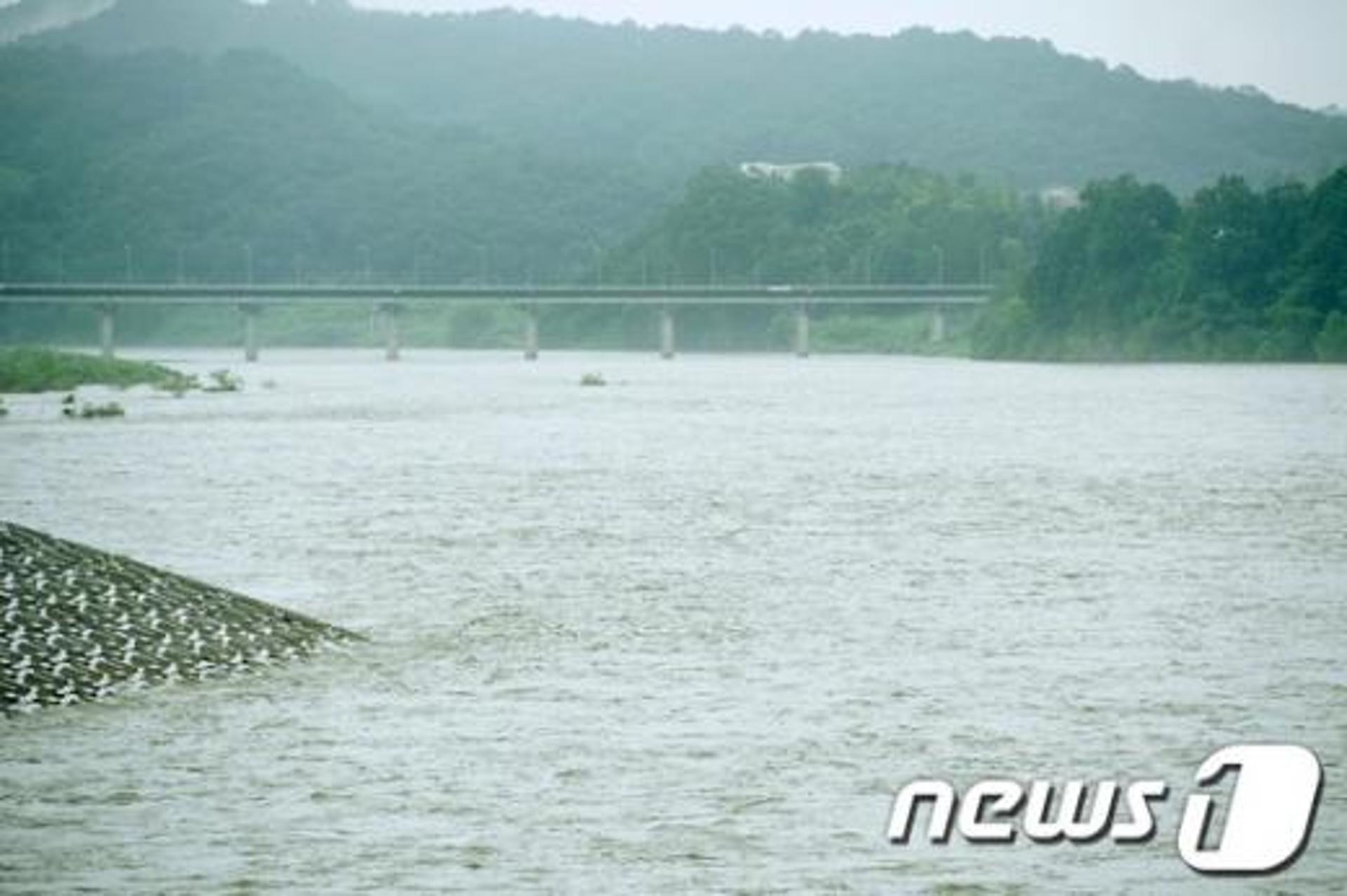 [속보] 군 "북한 황강댐 방류"