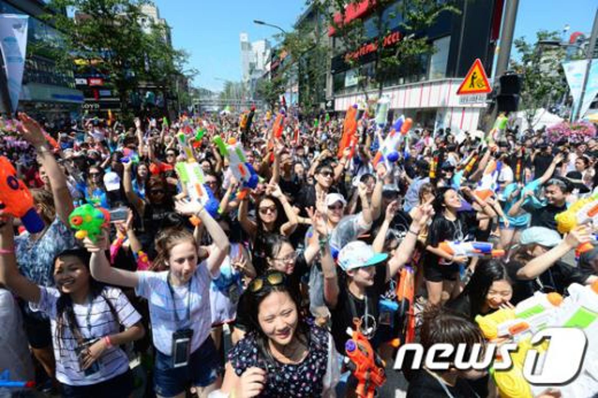신촌 물총축제부터 워터슬라이드까지 "함께 축제 즐겨요~"