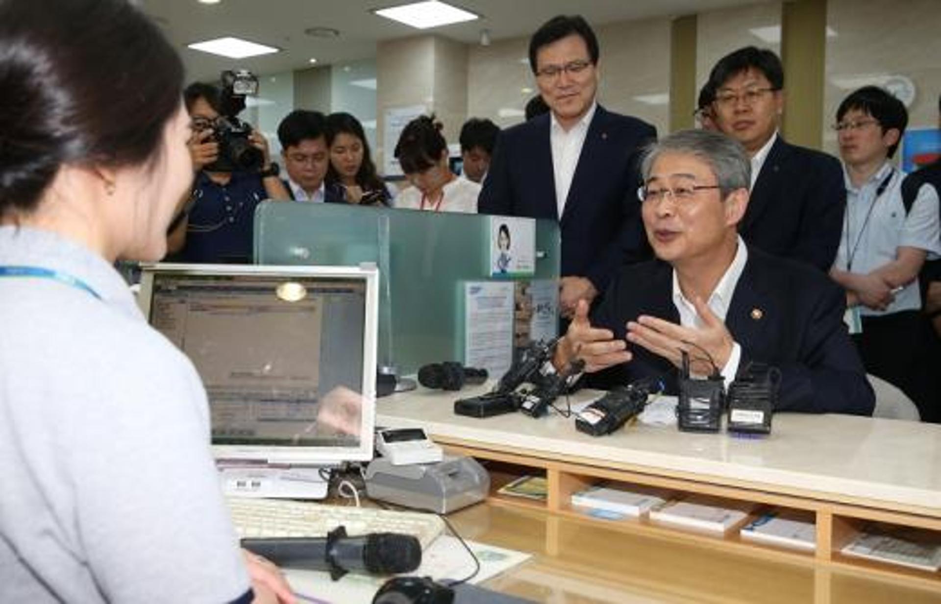 임종룡 금융위원장 "사잇돌 대출, 추가 공급 여부 협의할 것"