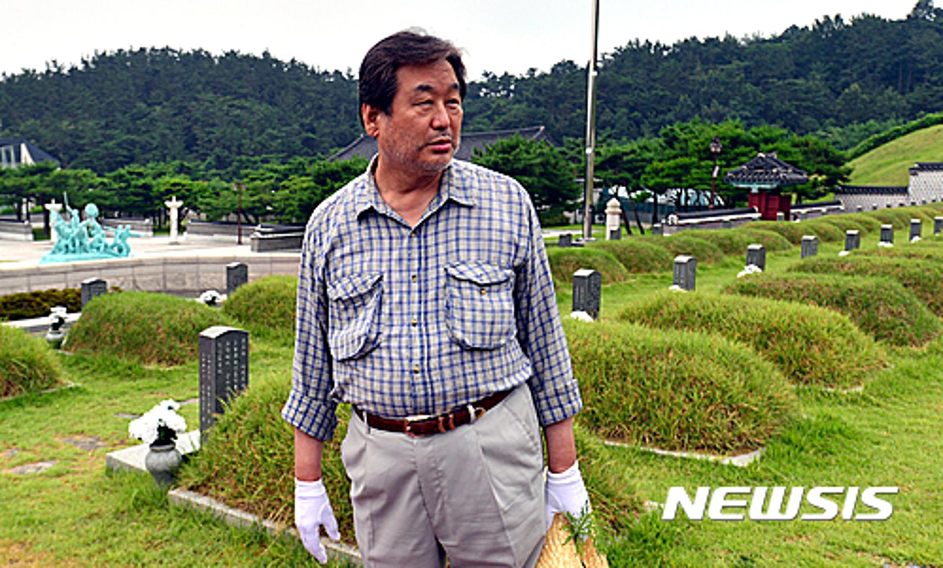 전국민생투어 광주 방문 김무성 전 대표,  5·18민주묘지 '복장' 구설수