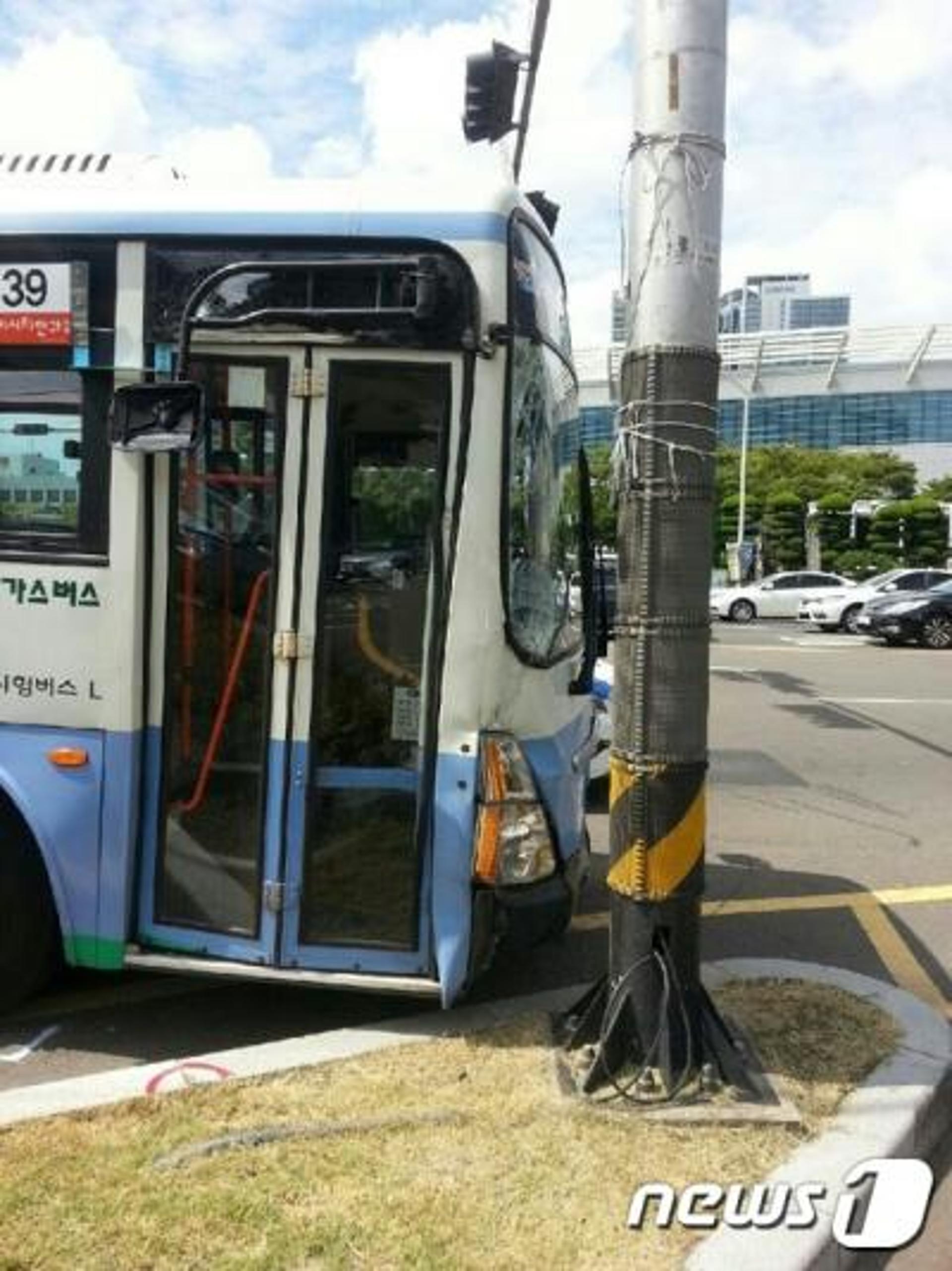 추돌사고 시내버스 블랙박스 영상, '차량2대·전신주' 잇따라 충돌… 운전자 "당시 기억 없어"