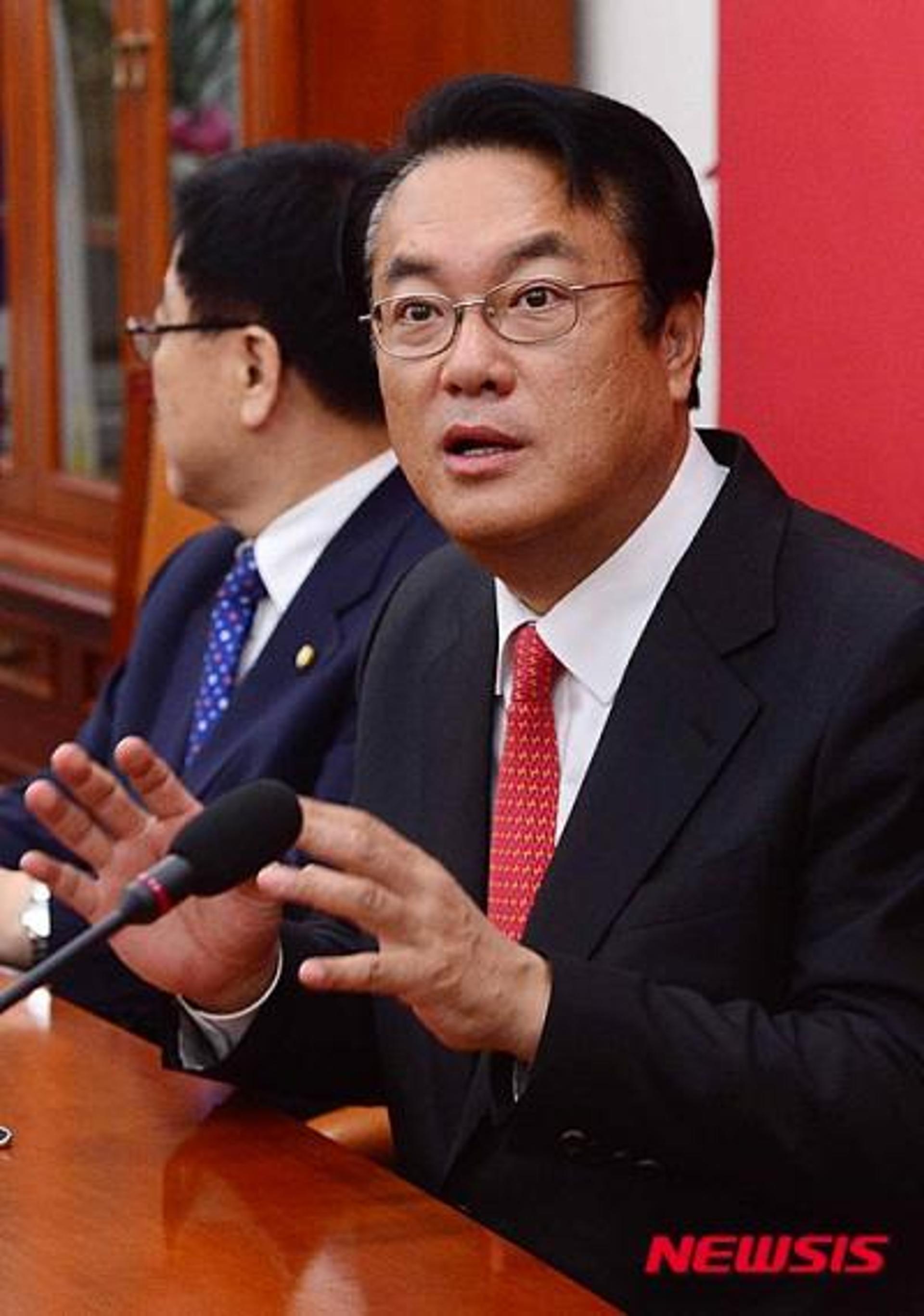 정진석 "우병우 진퇴·이석수 언행 논란, 민심 이기는 장사 없다"