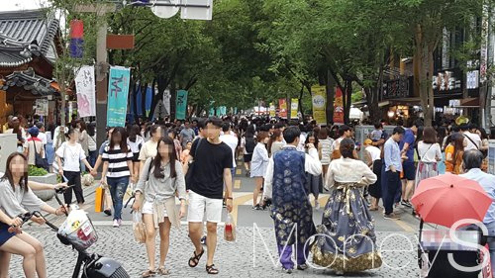 [커버스토리] 한옥마을, 전통에 드리운 '상권' 그림자