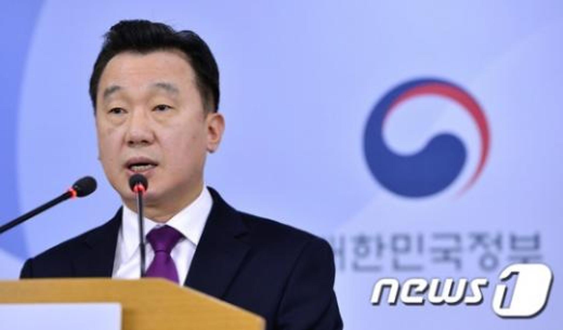 [속보] 통일부 "북한 김영철 통전부장 혁명화 조치"