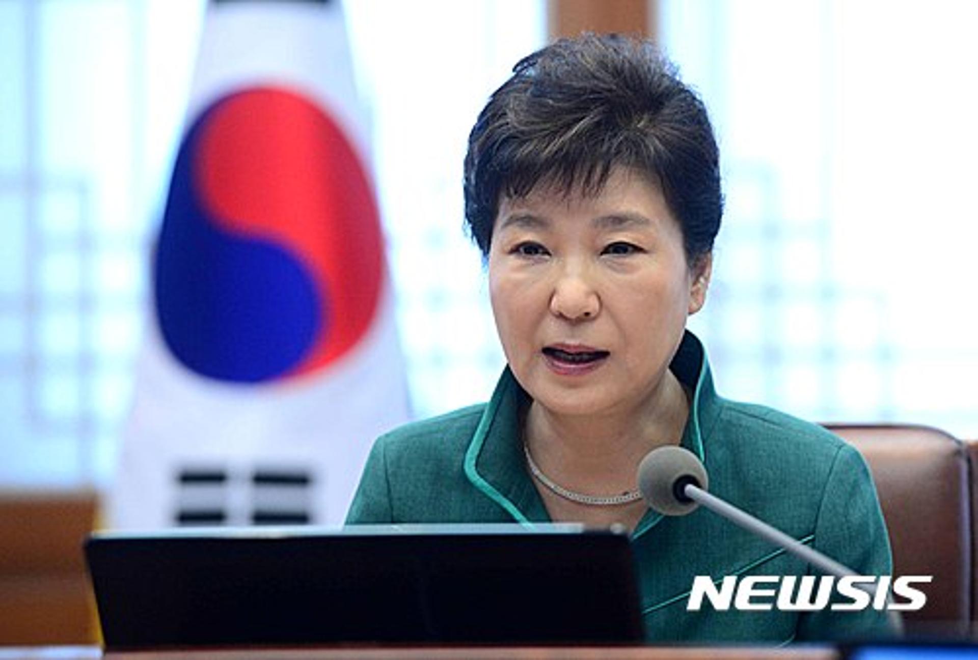 [박근혜 대통령 수석비서관 회의] "지진 현장 방문 논란 만들어 비통한 심정"(속보)