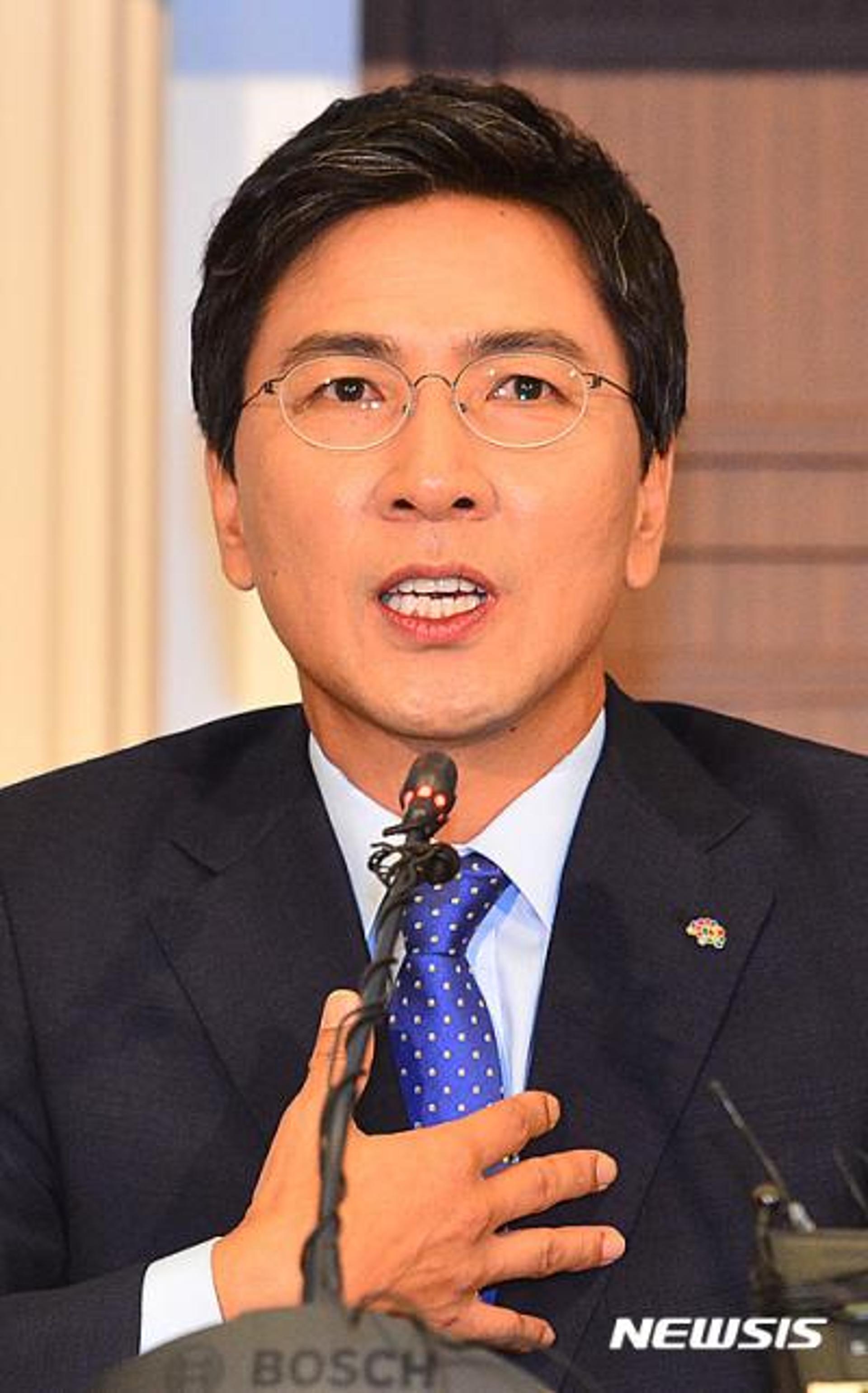 안희정 "문재인, 오랫동안 한 집안에서 지낸 선배… 최선 다할 것"