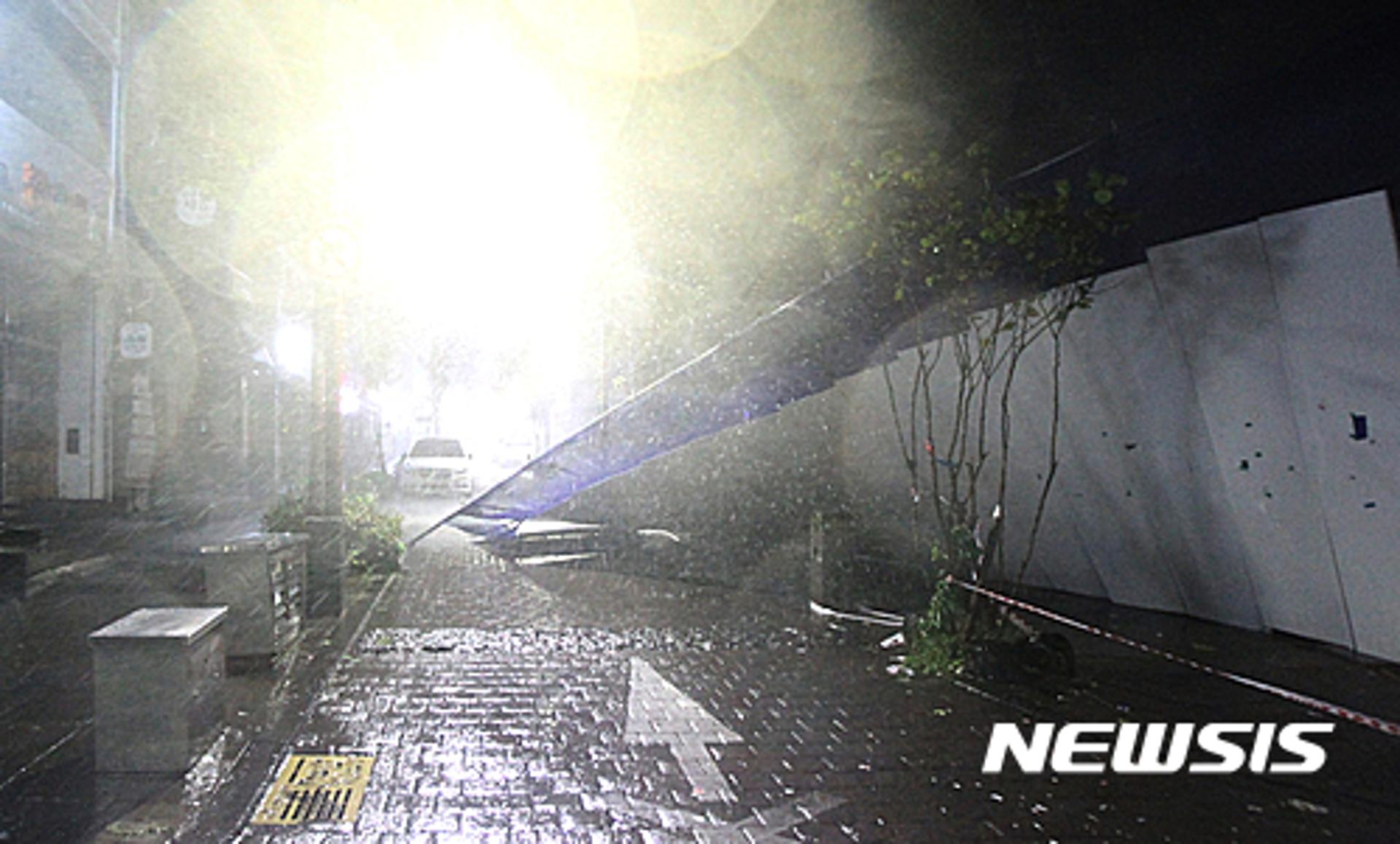 [태풍 차바 영향] 제주 정전 피해 급증… 4만9000여가구 정전(속보)