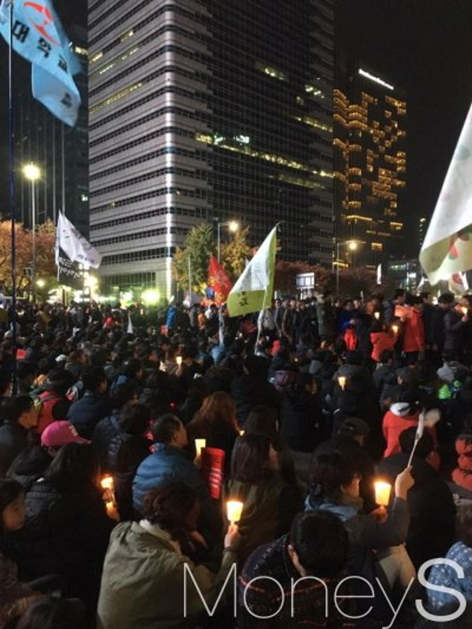 [광화문 3차 촛불집회] 주최 측 "집회 인원 곧 100만명 넘길 듯"(속보)