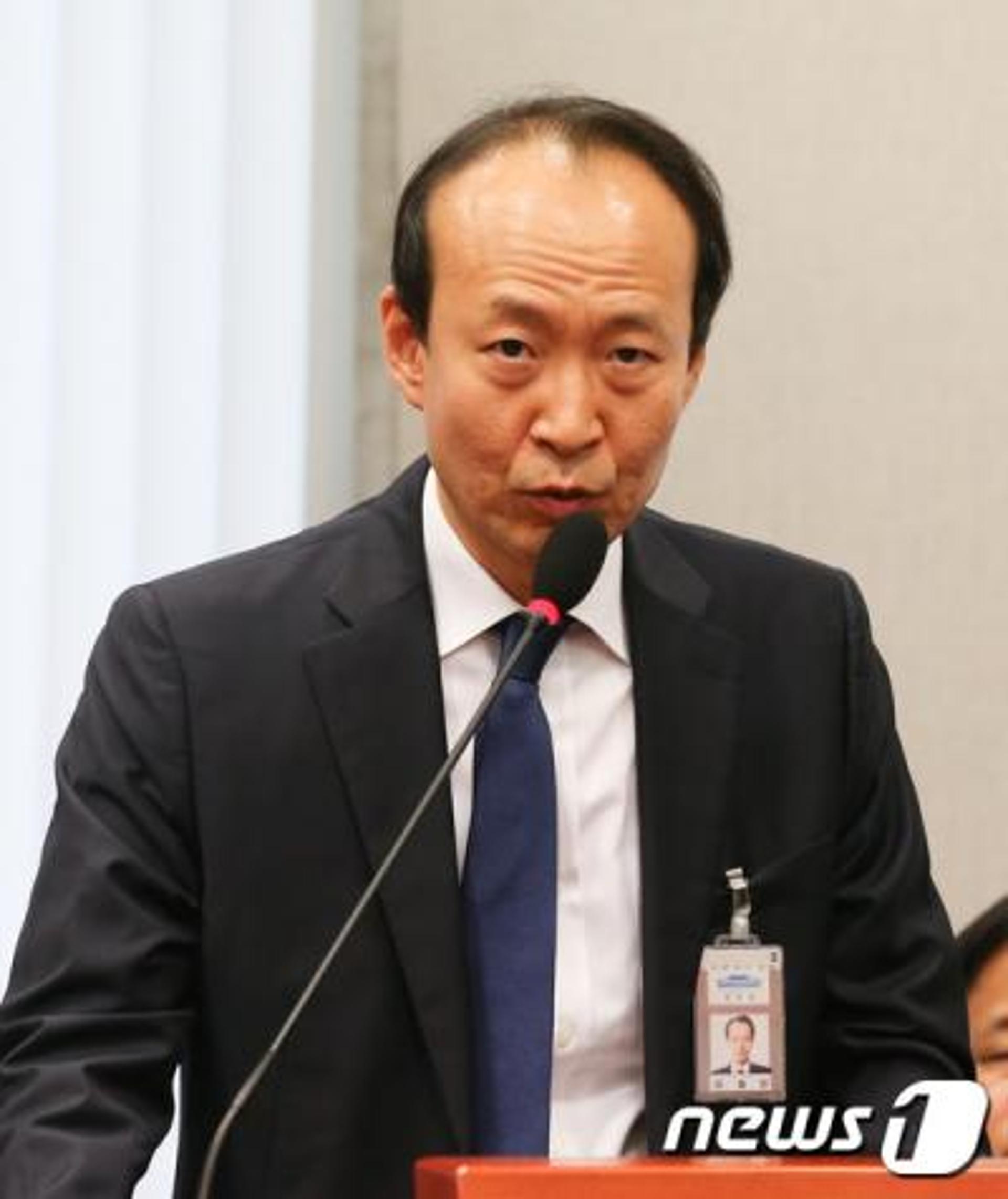 [속보] '문고리' 이재만 전 비서관 검찰 출석