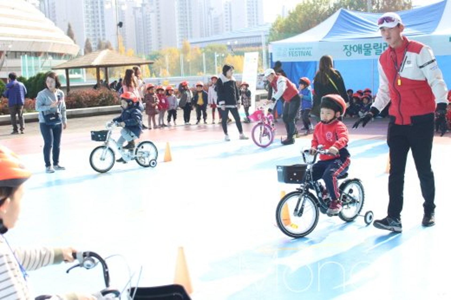 [머니S포토] "장애물은 이렇게…" 어린이 안전 자전거 페스티벌 현장