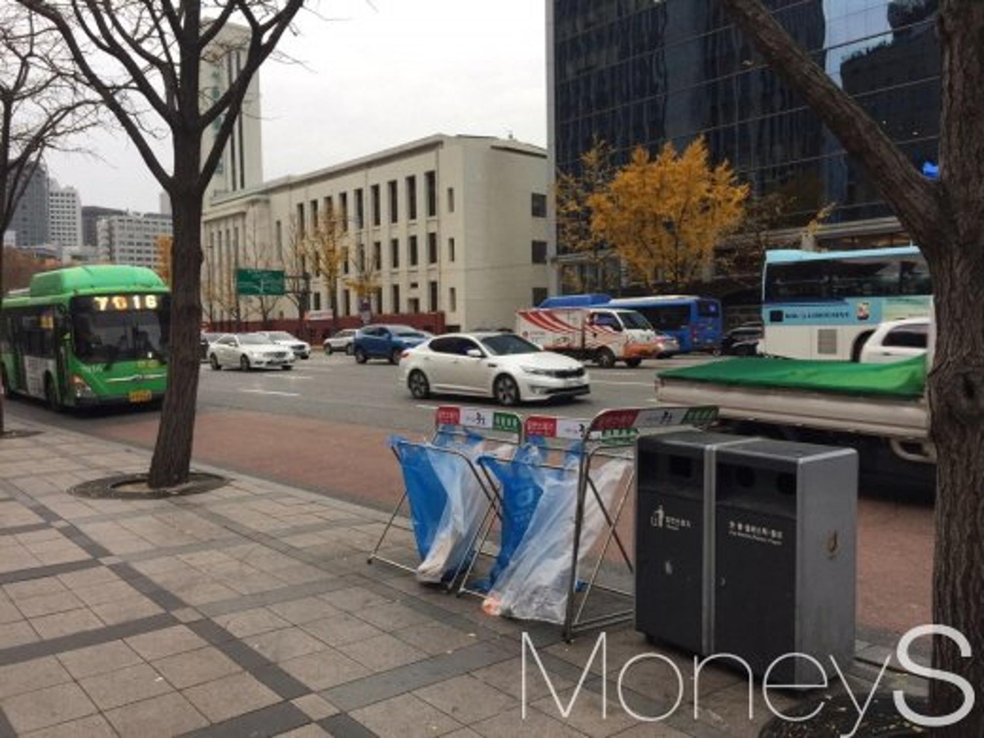 [한줌뉴스] 60만 촛불이 지나간 광화문거리