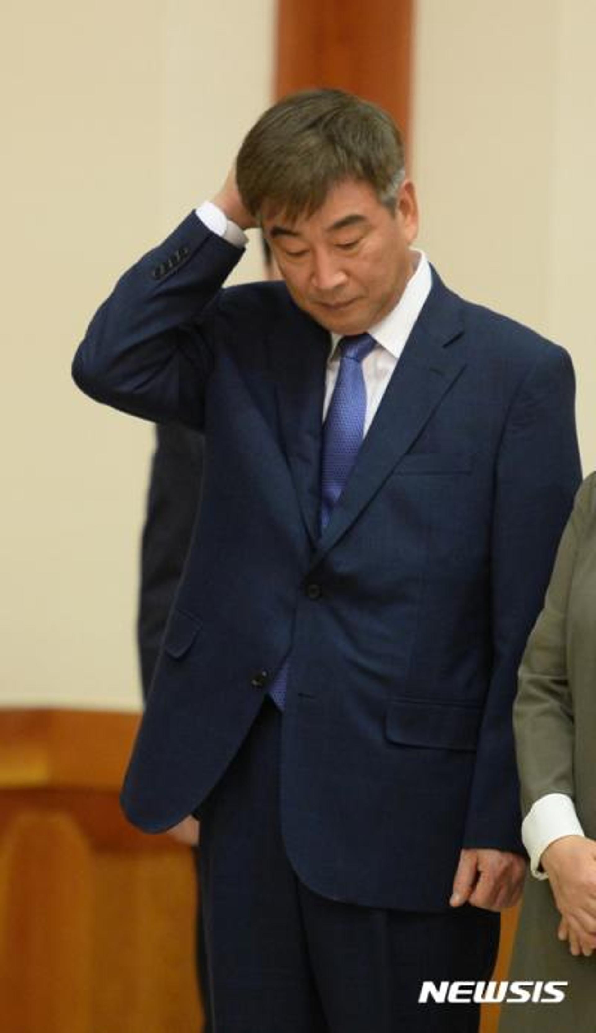 청와대 "최재경 민정수석 사표 반려, 김형웅 법무도 설득"