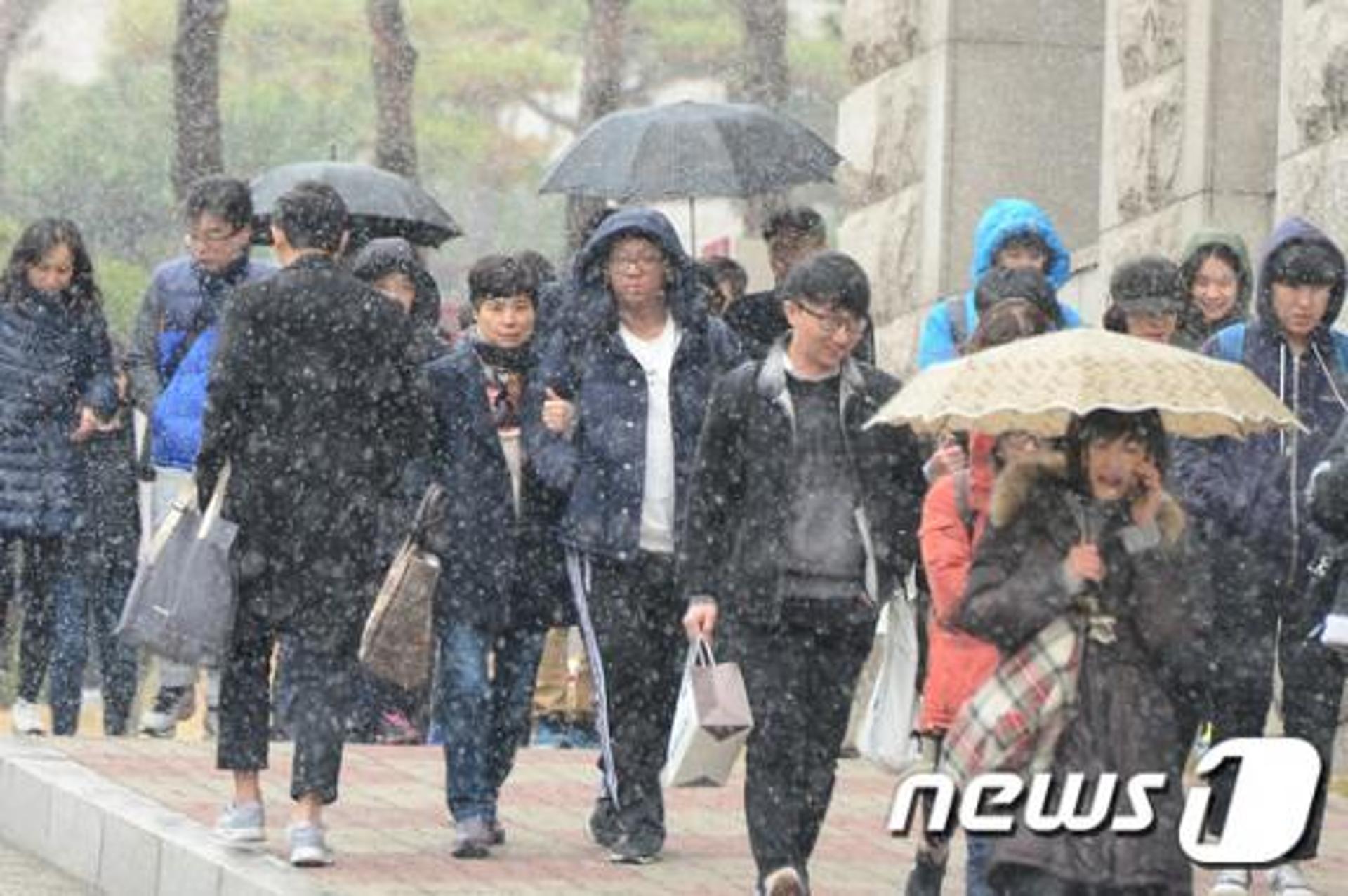 [촛불집회 날씨] 서울에 첫눈… 밤에 그칠듯