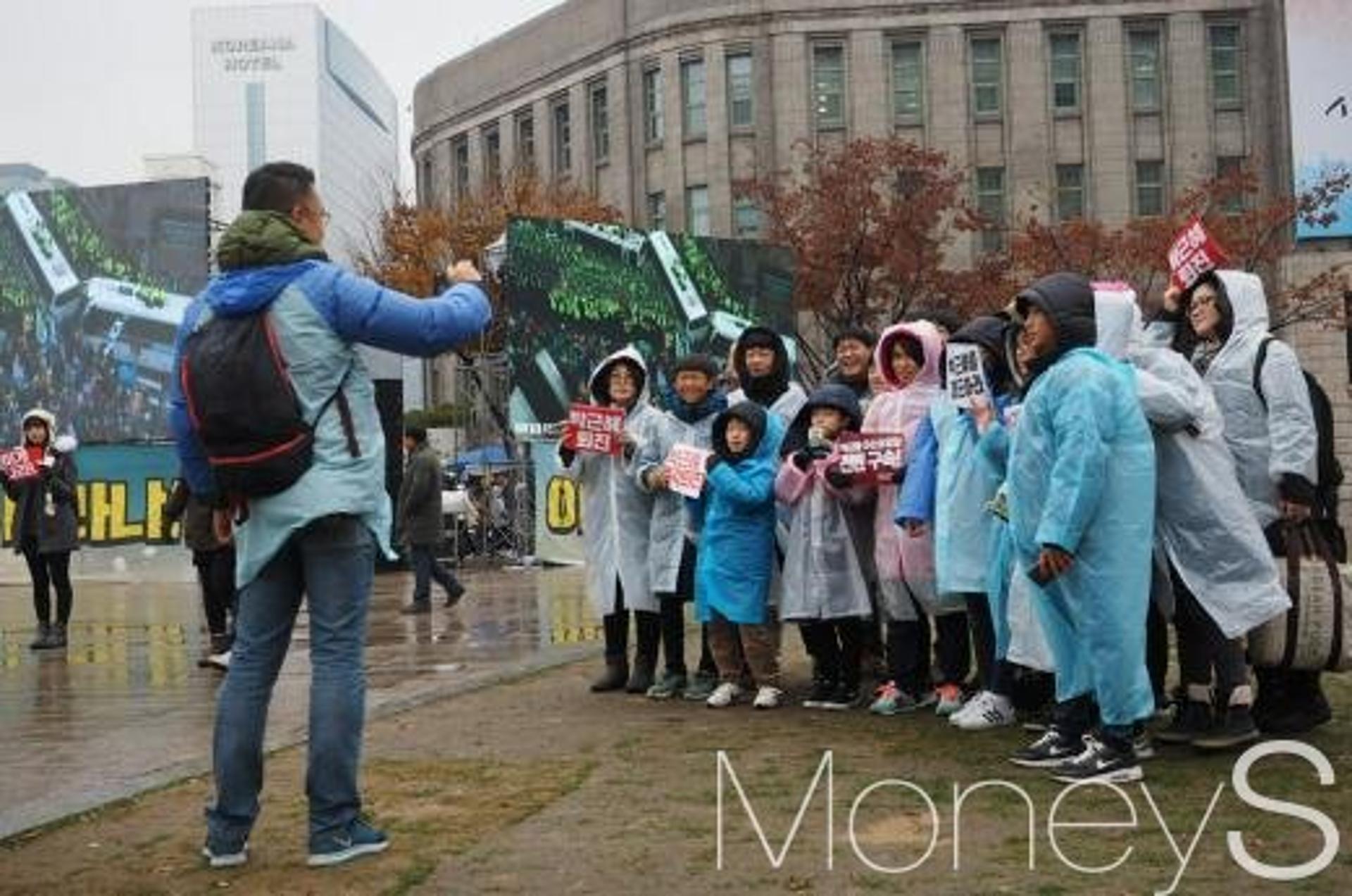 [머니S포토] '찰칵'… 역사의 현장, 기록 담는 아이들