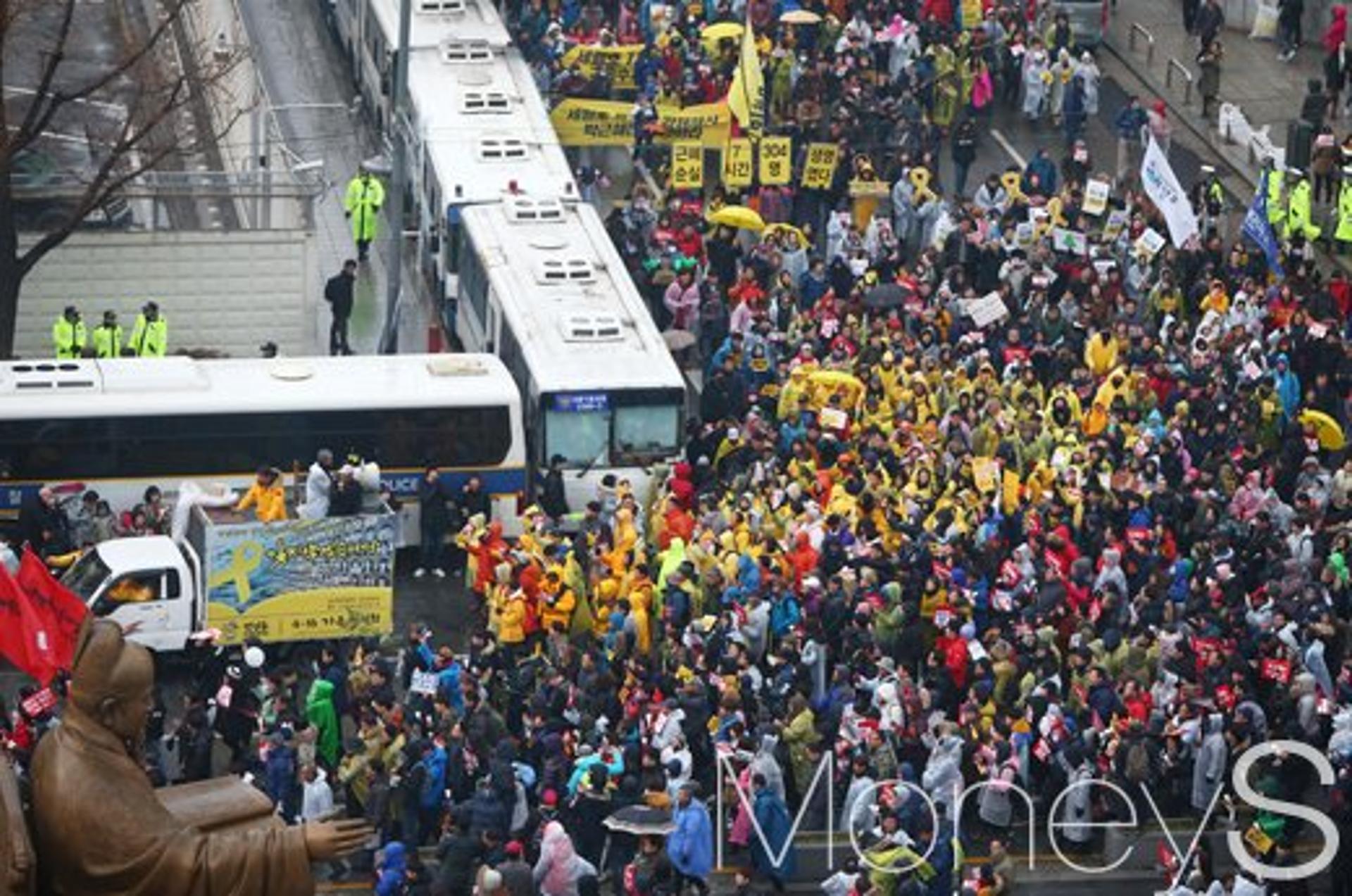 [머니S포토] '청와대 포위' 시위대, 다시 광화문으로