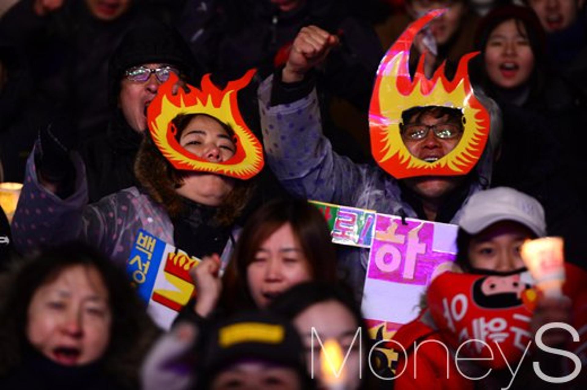[머니S포토] 5차 촛불집회 참여한 가족 '내가 바로 촛불'