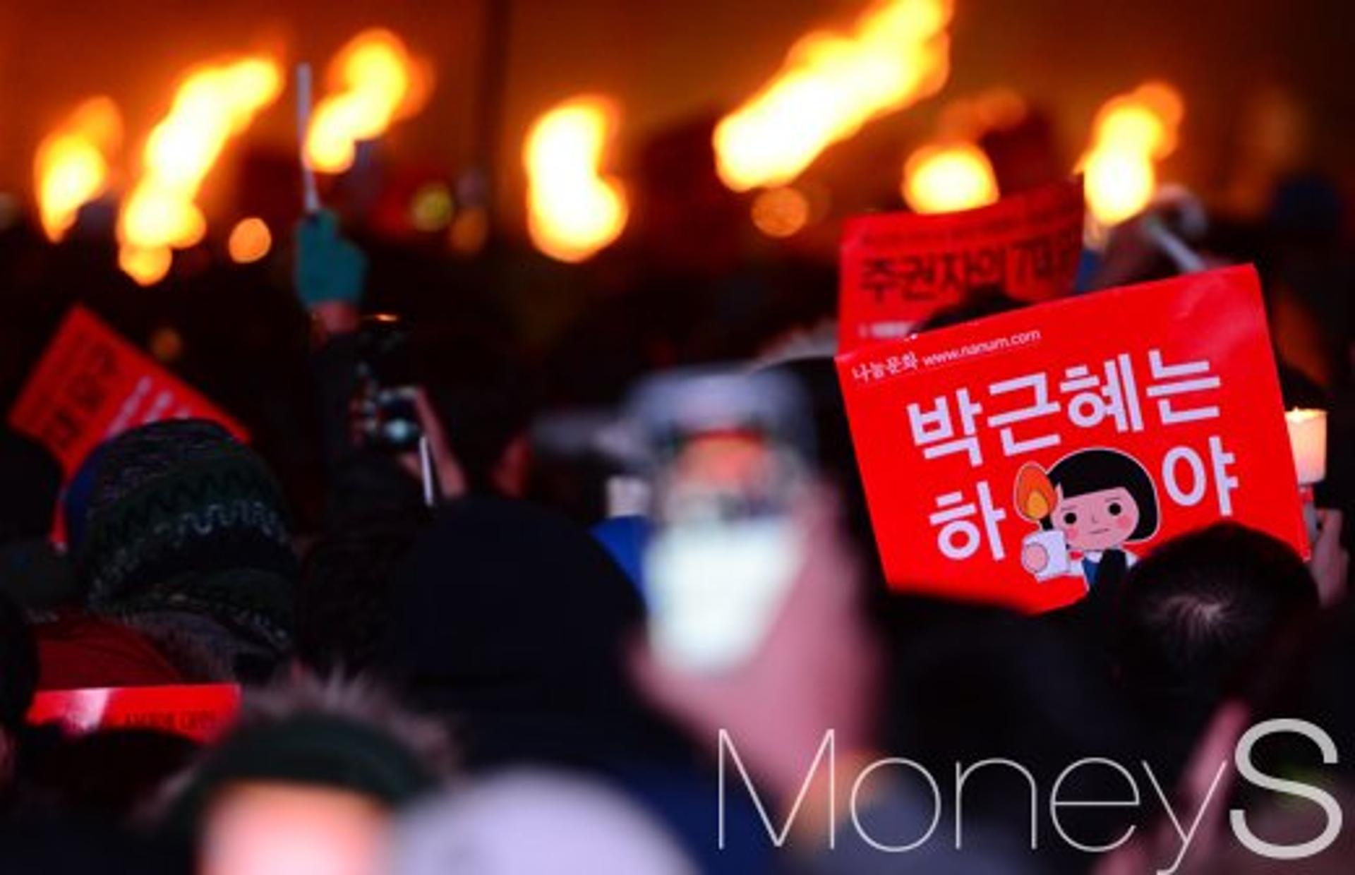 [머니S포토] 5차 촛불집회, 작은 촛불 모아 큰 횃불로 행진