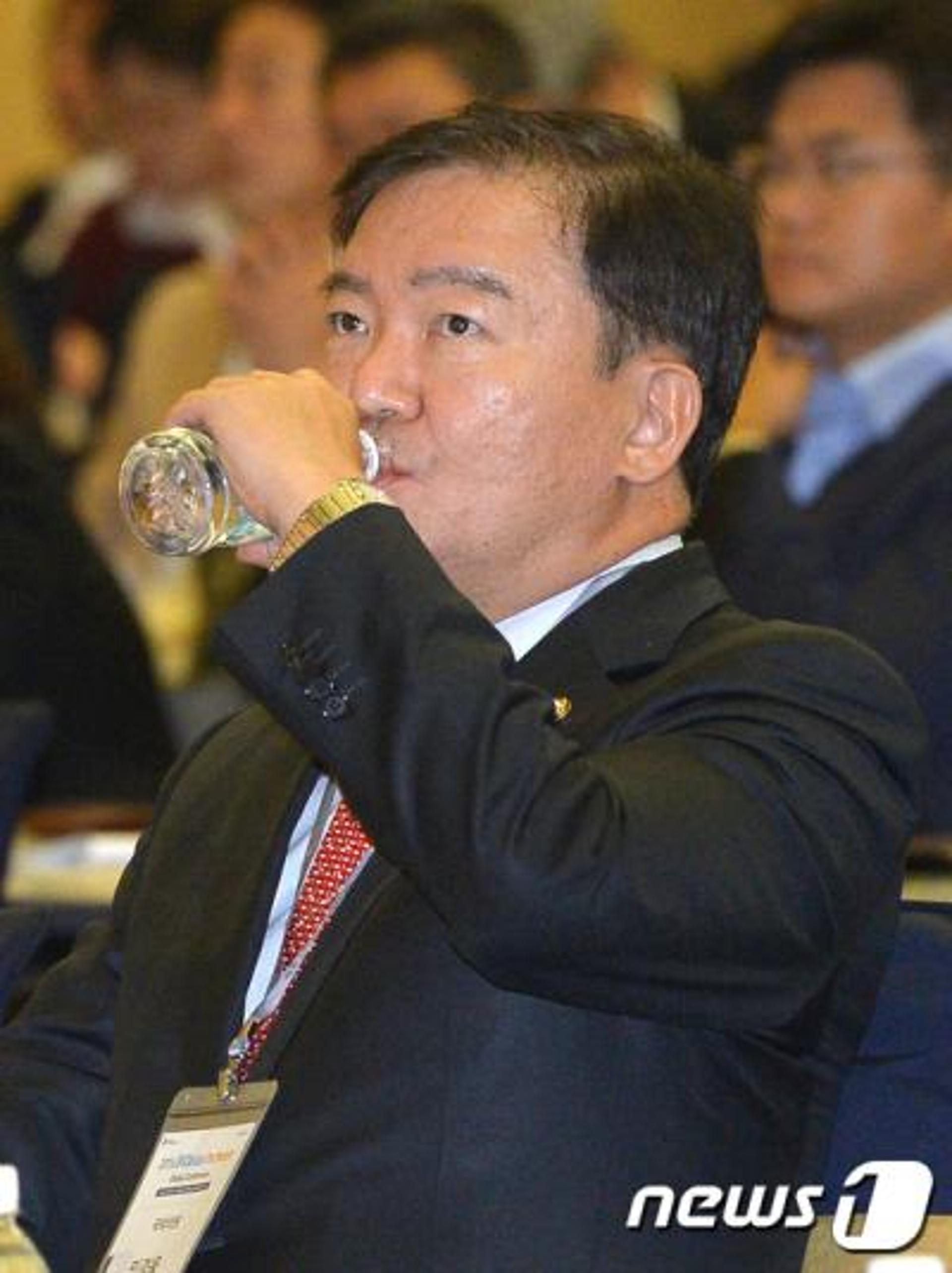 민경욱 웃음 해명 "NG장면 비신사적 편집… 국민 심기 불편하게 해 죄송"