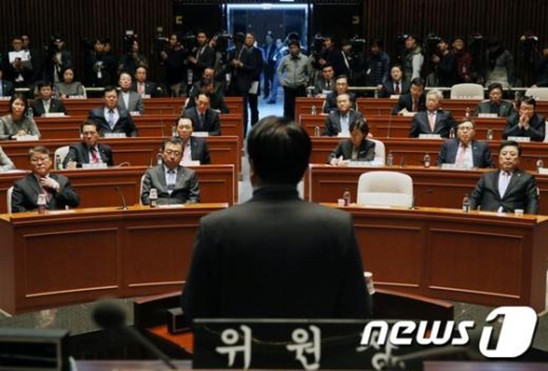 [새누리 긴급 의총] 정진석 "야당과 탄핵 절차 원점 재논의할 것"(속보)