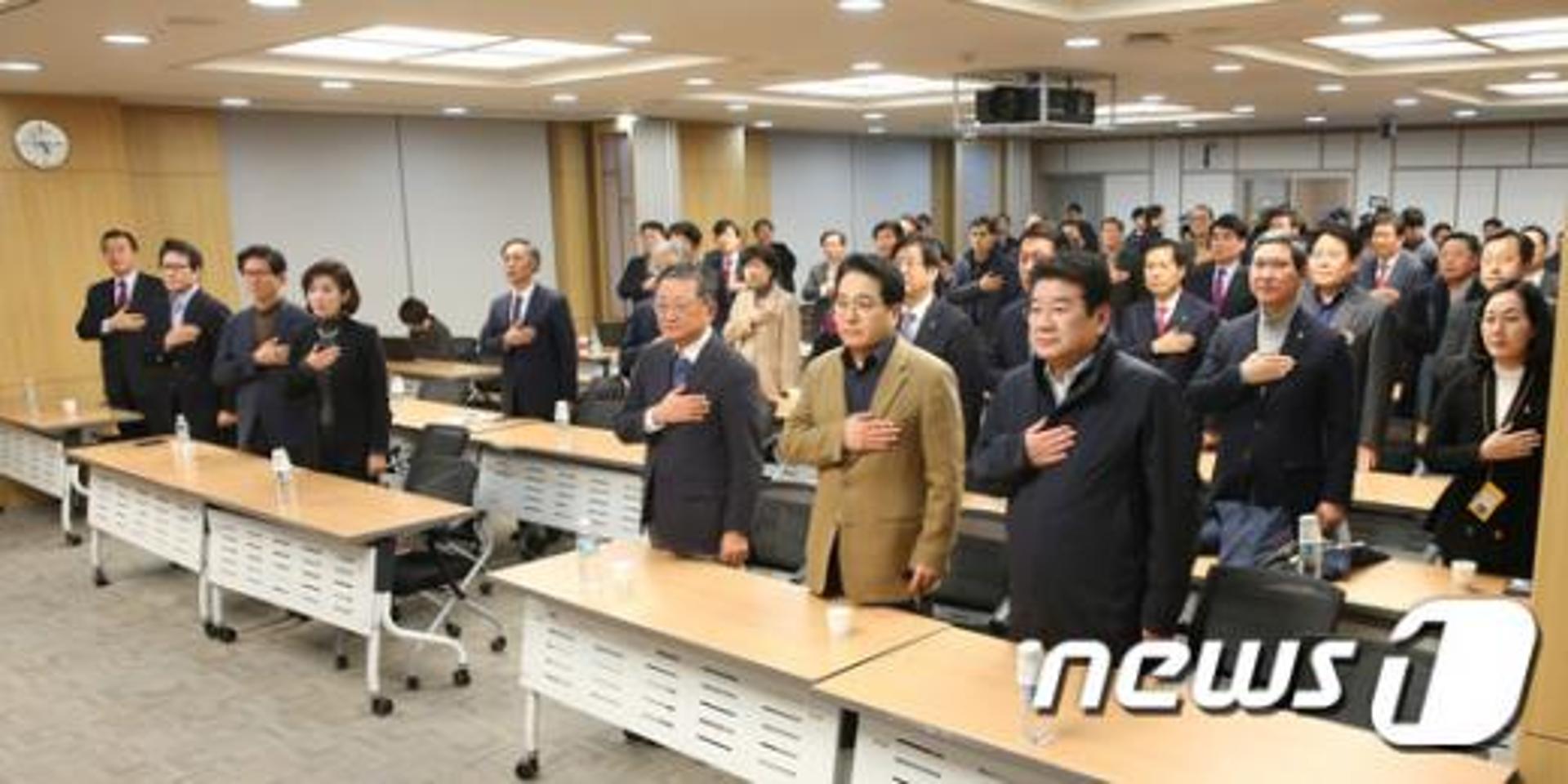 [속보] 새누리 비주류 "임기단축 위한 개헌 논의 의미 없다"