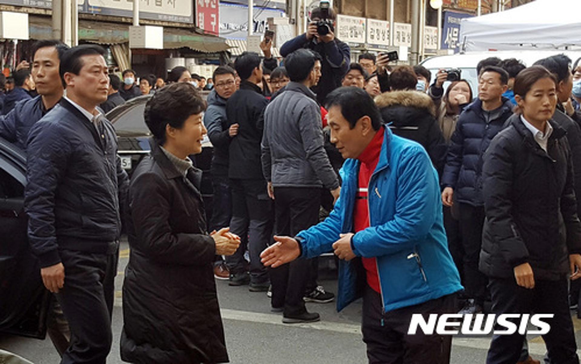 [박근혜 서문시장 방문] 청와대 확대해석 경계 "순수한 개인 차원 방문"(속보)