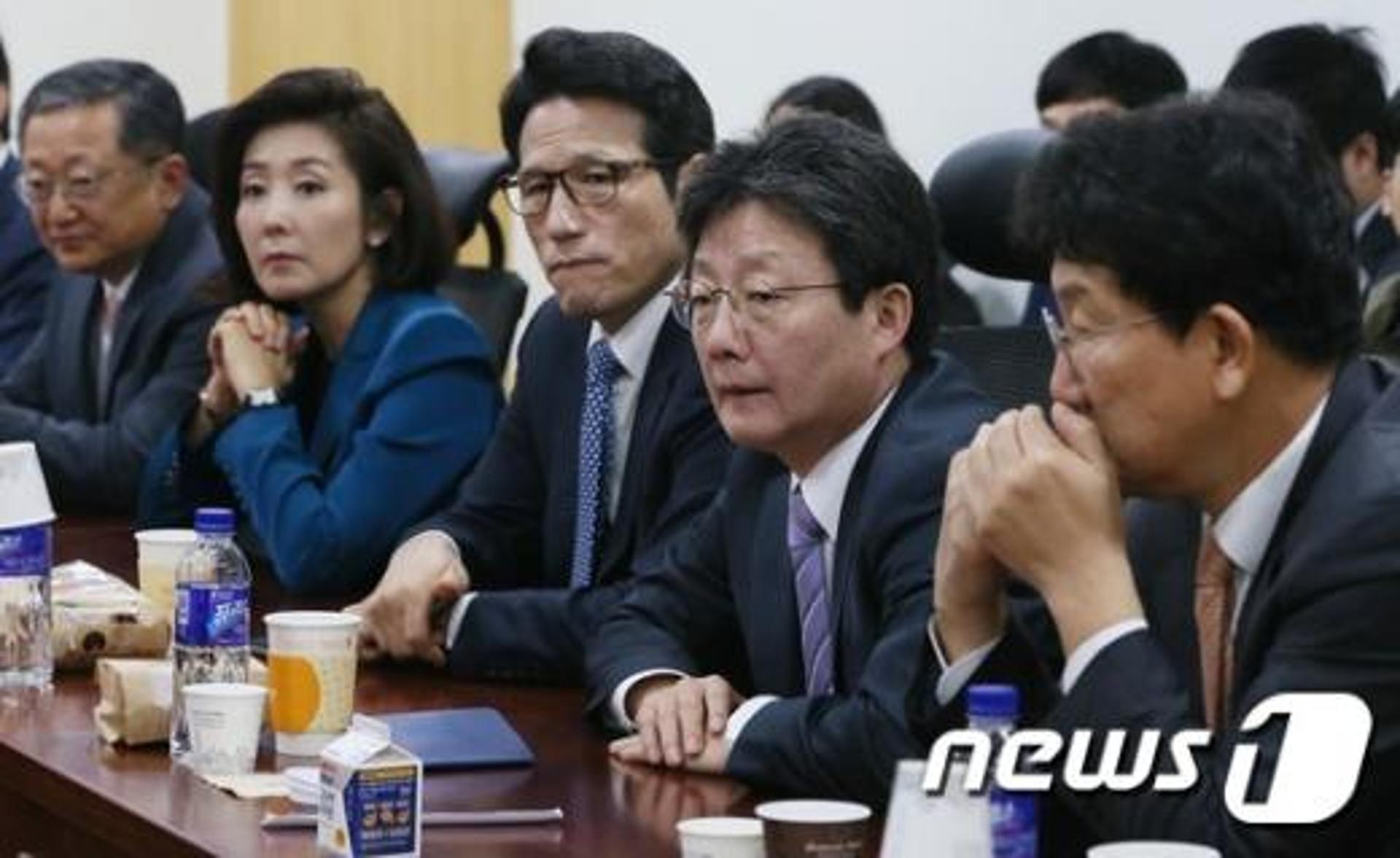 [속보] 새누리 비주류 "박 대통령, 여야 합의 거부 않을 것… 거부하면 탄핵"