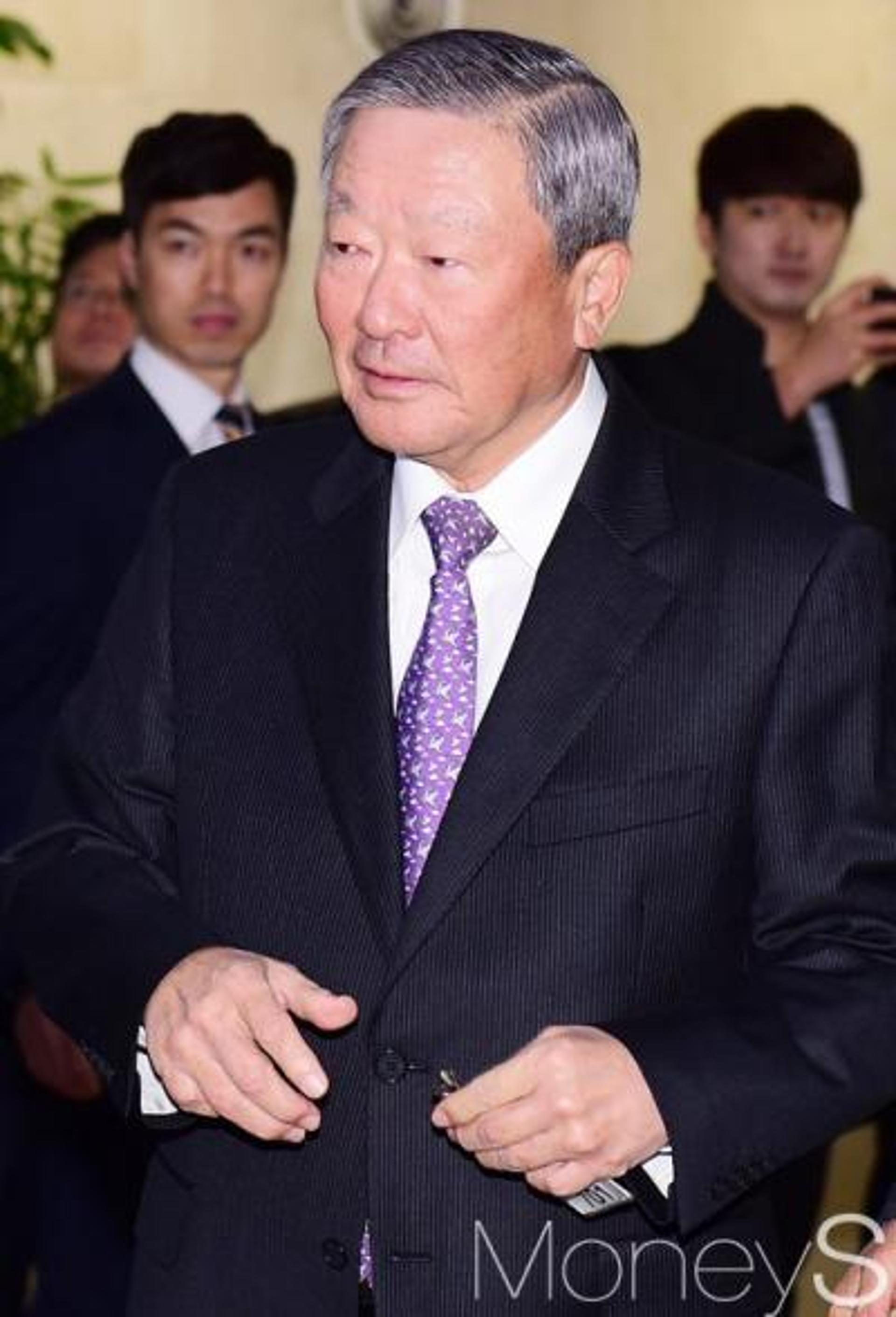 LG 구본무 회장 "불이익 우려해 재단 출연한 것 아냐, 정부 정책 따를 수밖에"