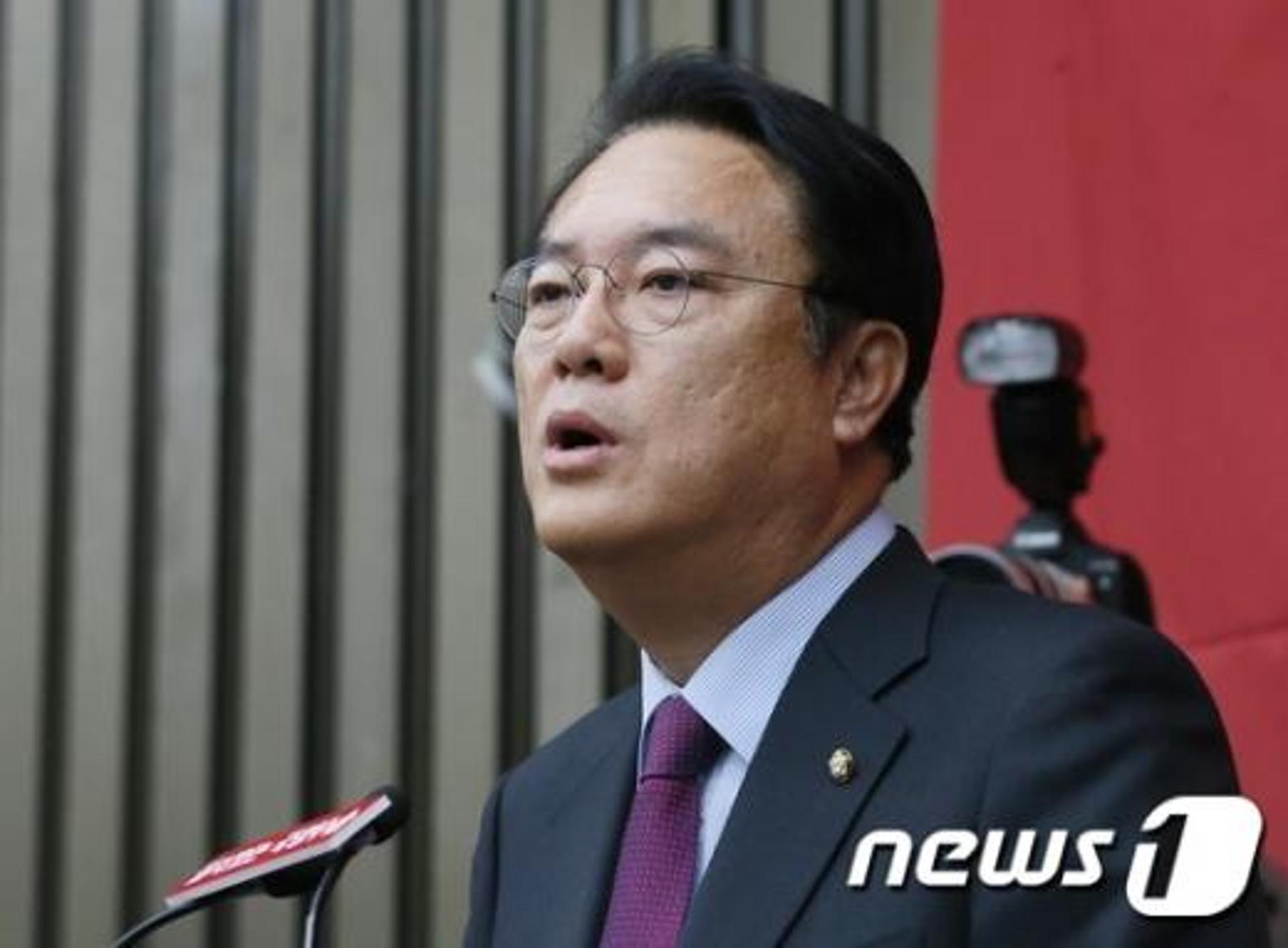 [속보] 새누리 정진석 "박 대통령, 4월 퇴진 당론 받아들인다 생각"