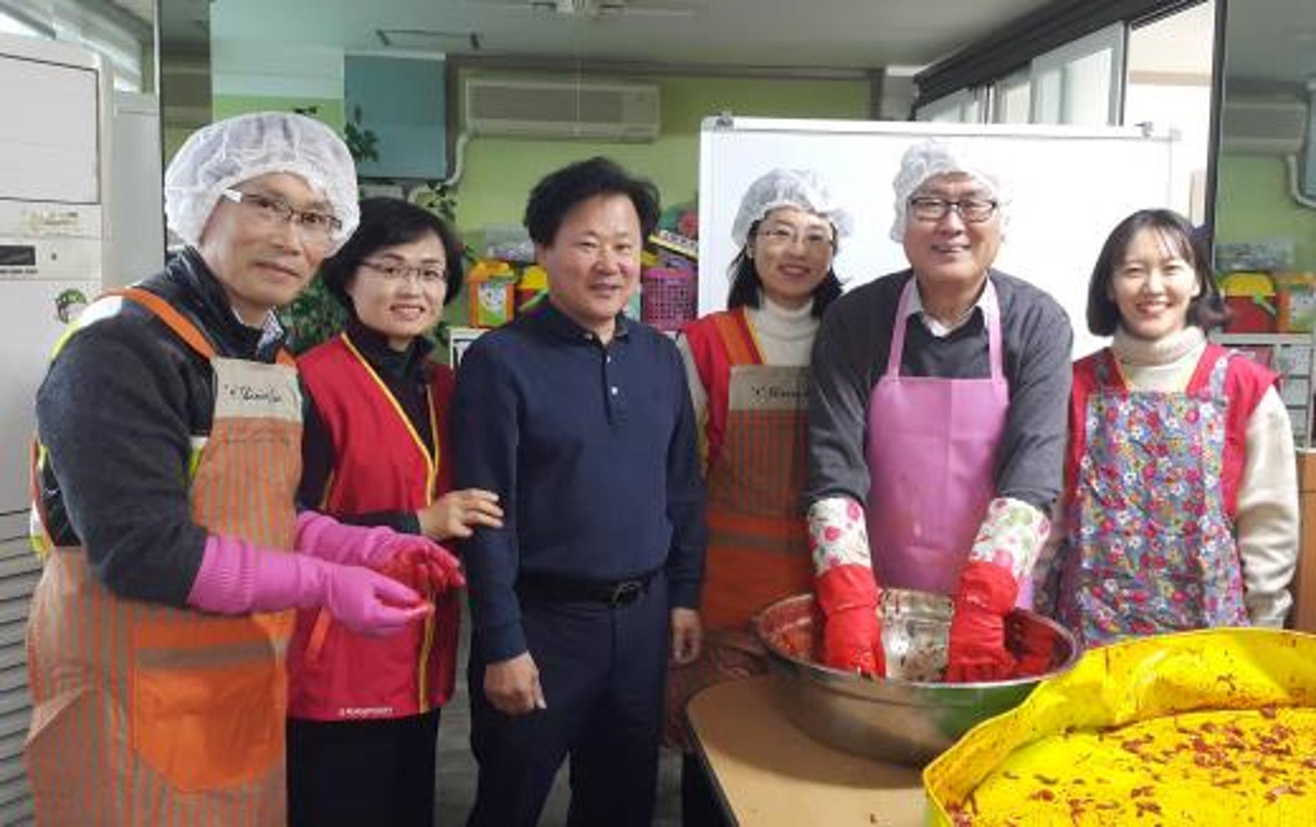 전남우정청, 복지센터 찾아 ‘사랑의 김장김치’ 담그기 행사