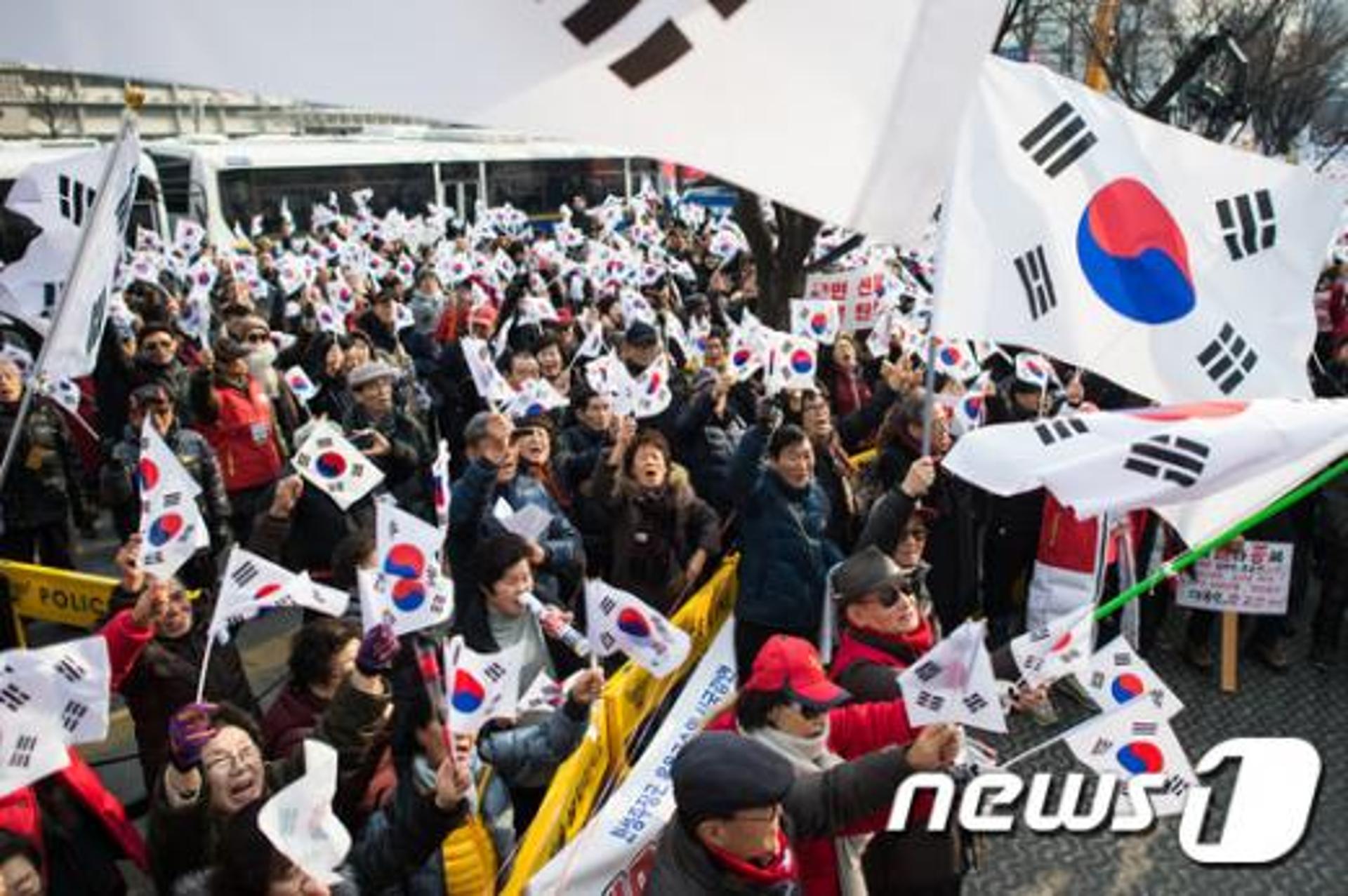 이우현 국회의원·정미홍 아나운서, 보수집회 참석 "탄핵 막지 못해 죄송, 대통령 지키겠다"