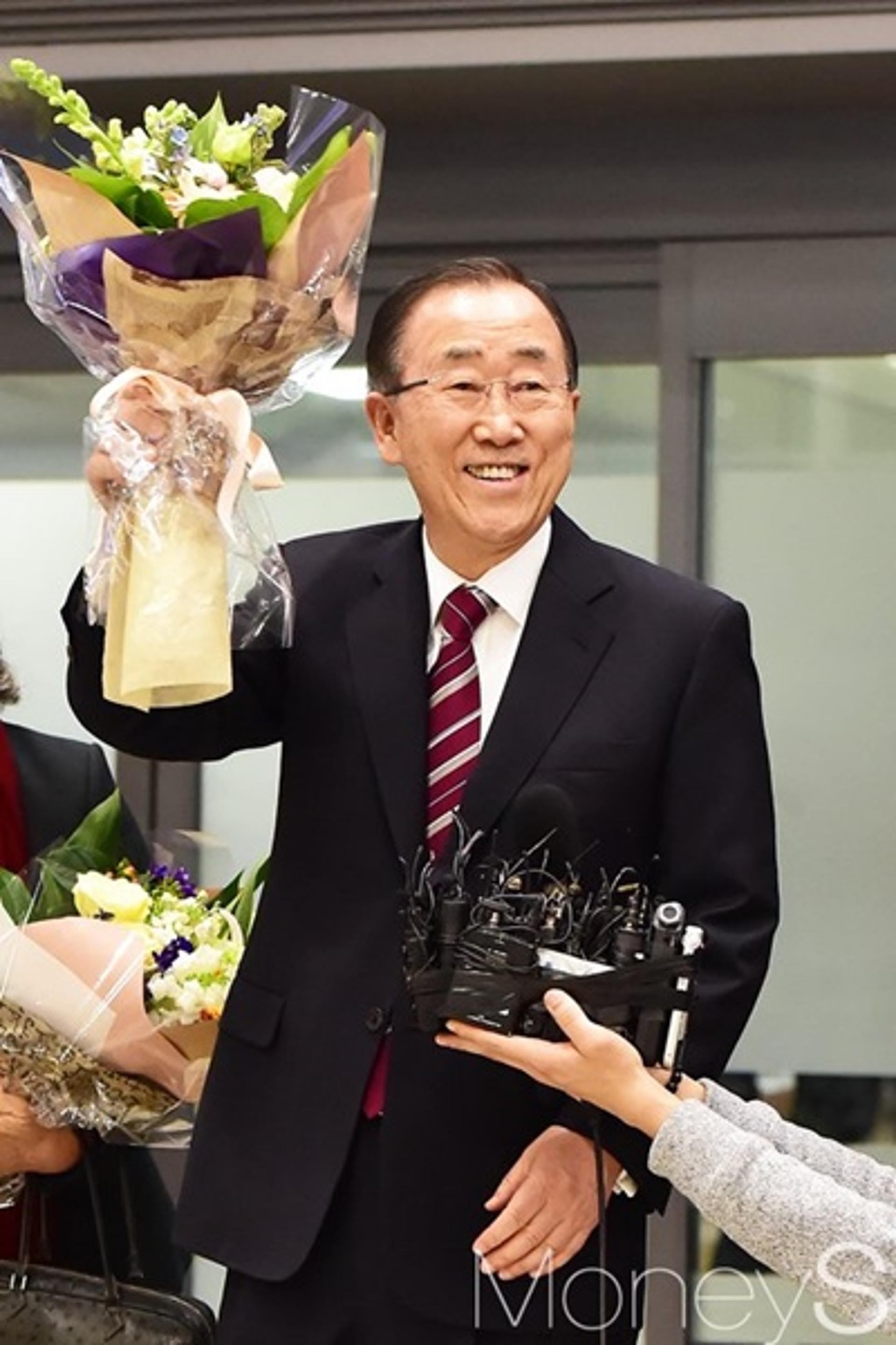 [반기문 귀국 기자회견] "역사는 2016년 광장을 기억할 것"(속보)