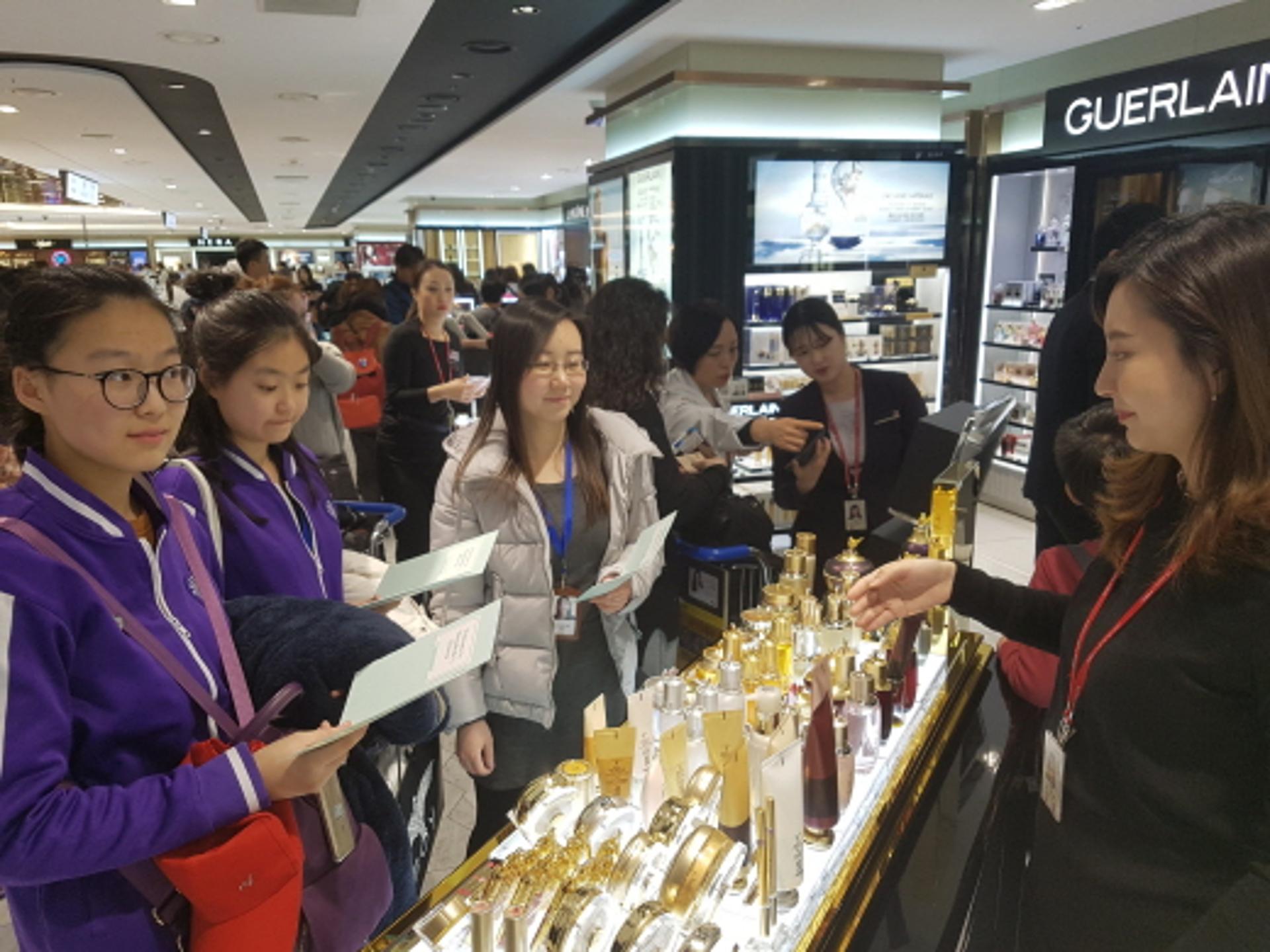 인천공항 환승객, 면세점부터 찾아… 쿠폰집 배포해 만족도 높인다