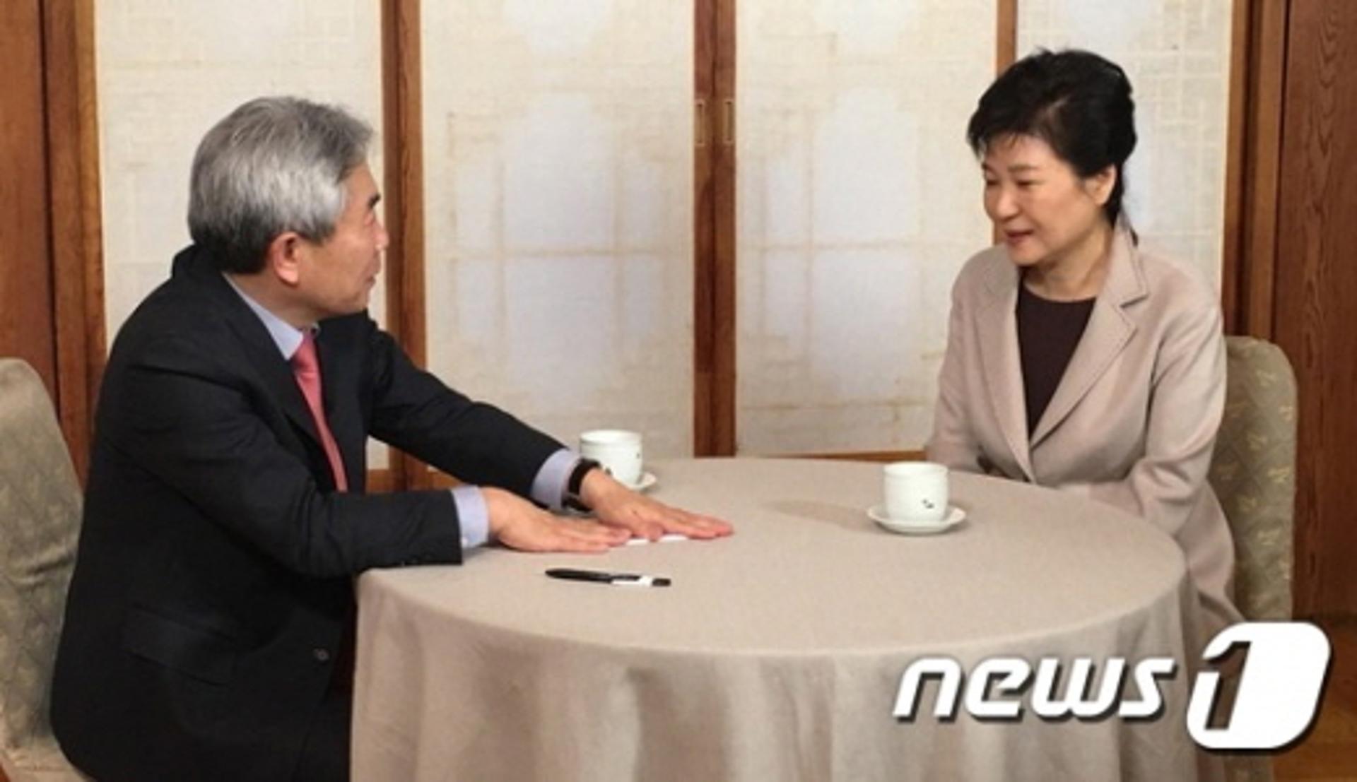 박근혜 대통령 돌발인터뷰서 대부분 내용 부인… 조작설도 언급(종합)
