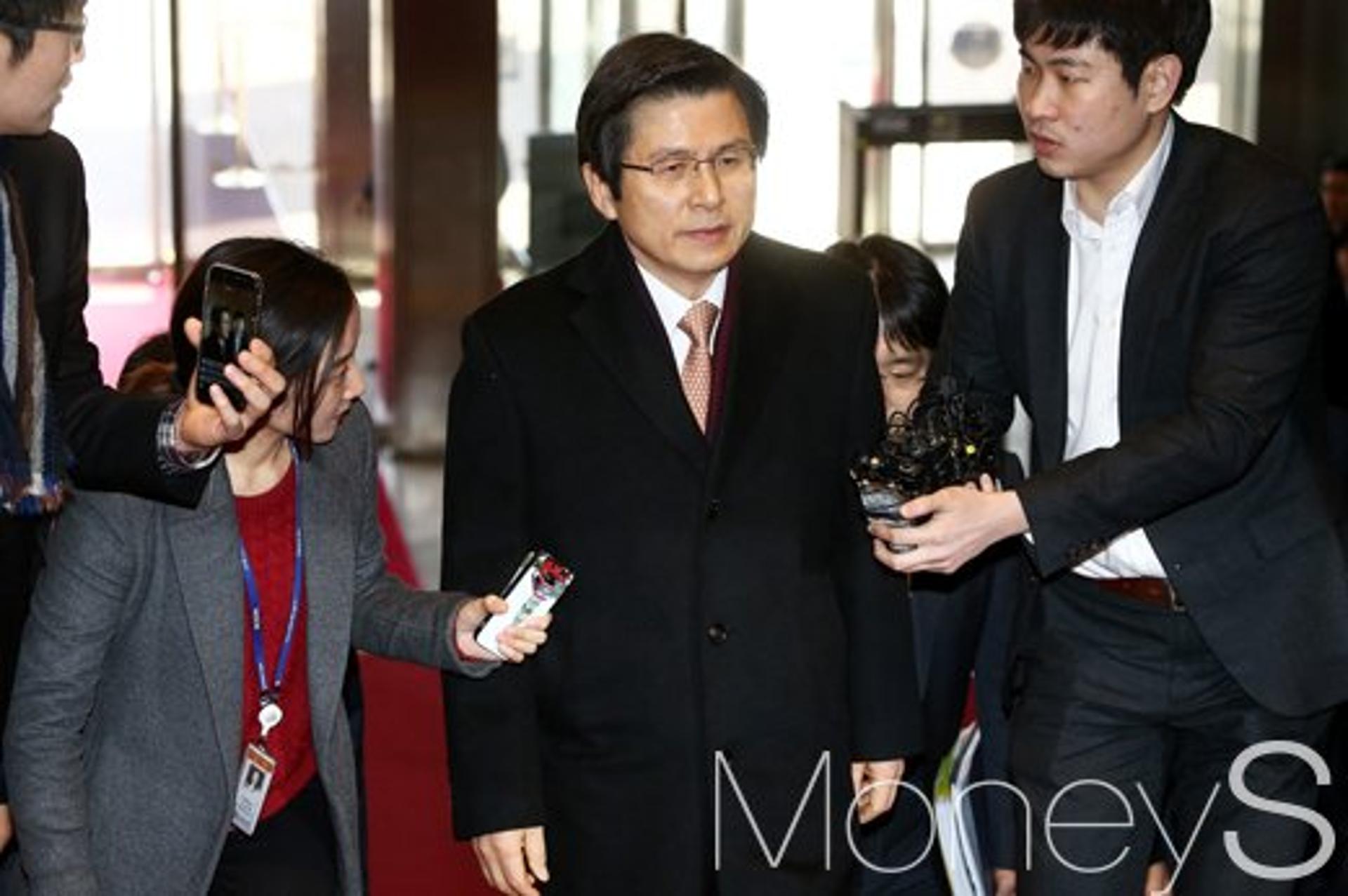 [국회 대정부질문] 황교안, 특검 연장 "아직 20여일 남아"… 대선출마 질문엔 "직무에 최선"